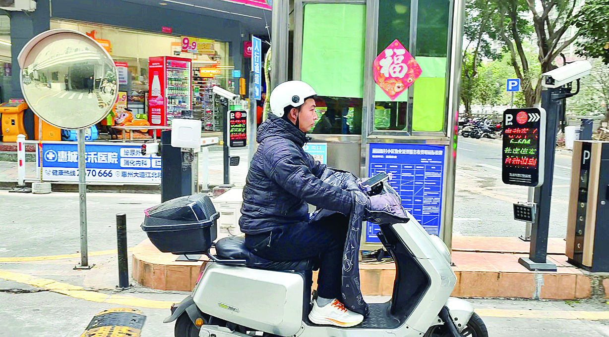 <p>    丽园新村电动自行车车主经过电子标签系统感应机后，实现无感通行。    惠州日报记者叶丽莎 摄</p>