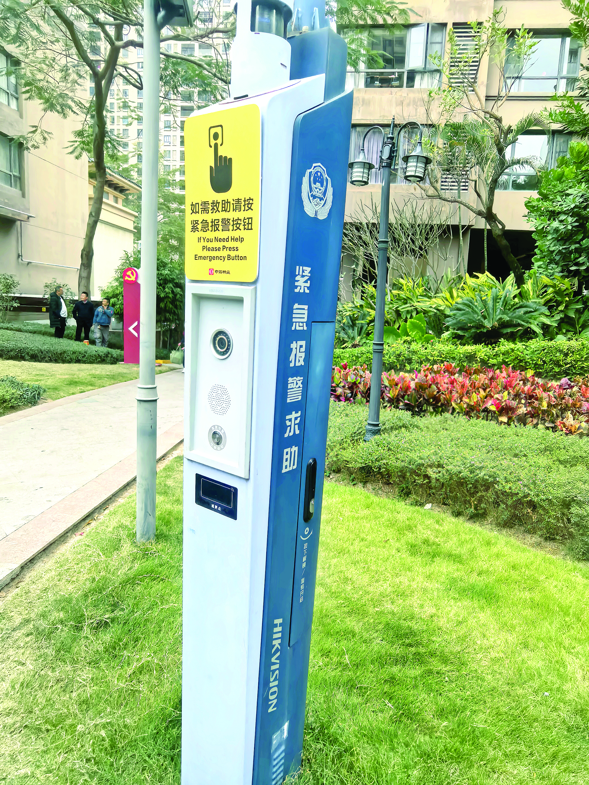 <p>    中海凯旋城小区搭载了AI智能监控摄像头的紧急报警柱。惠州日报记者杨帆 摄</p>