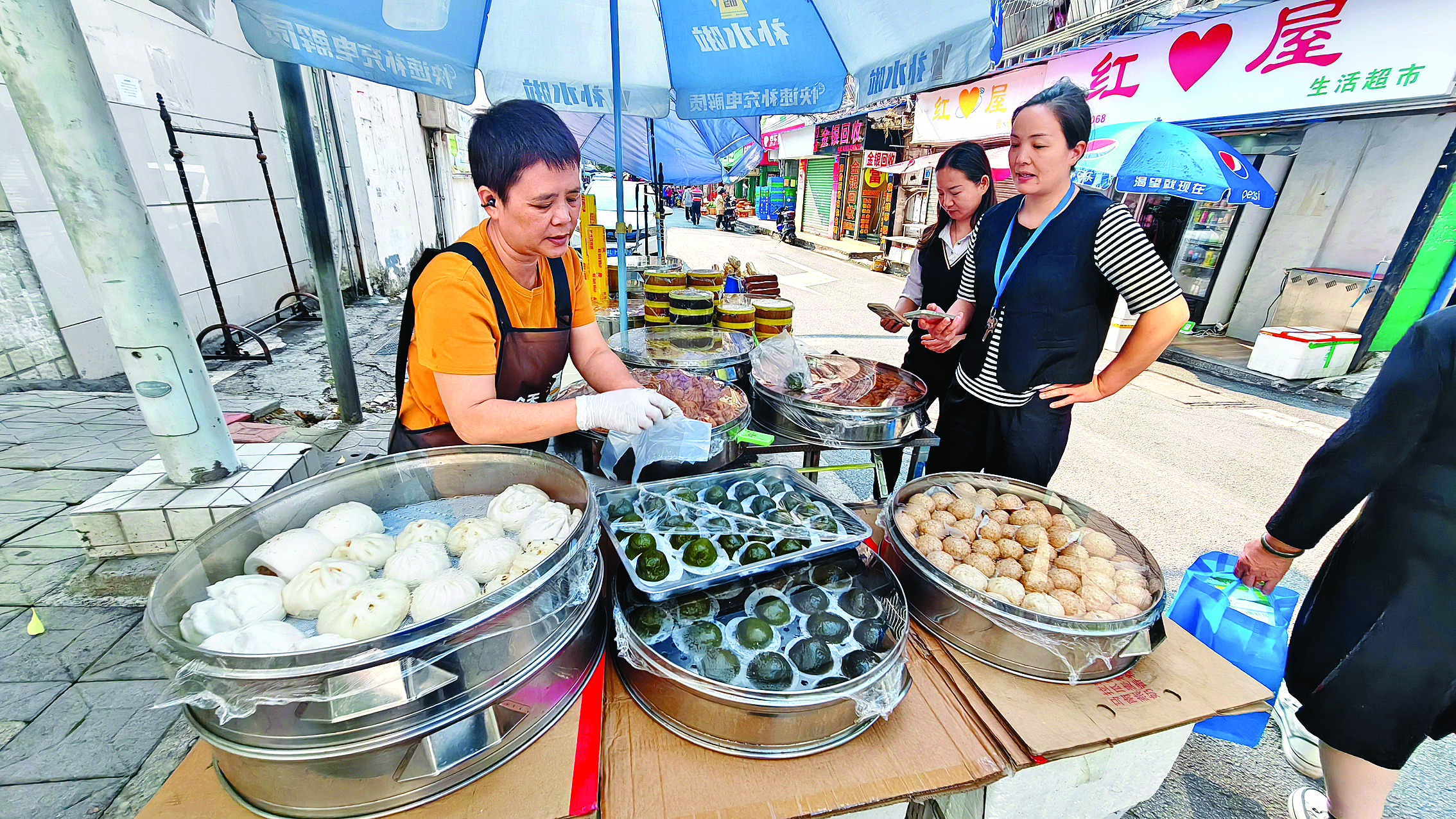     市民在市区老街选购艾粄与青团。惠州日报记者骆国红 叶丽莎 摄
