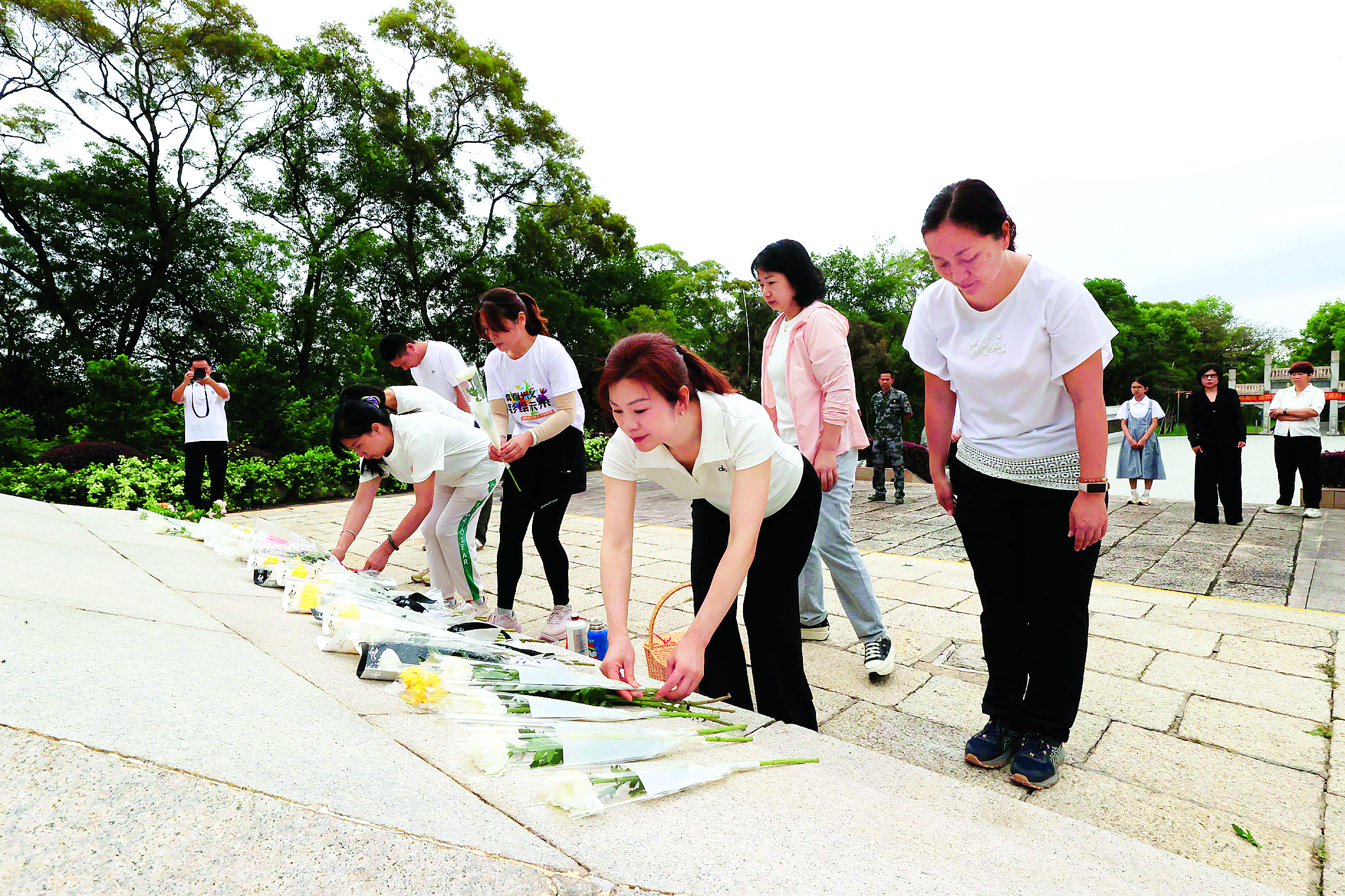     市民在市区丰山公园东江人民革命烈士纪念碑前祭奠先烈。 惠州日报记者杨建业 摄