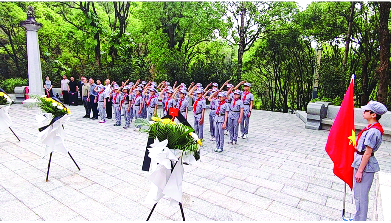     惠州市关工委联合红军小学组织开展清明祭先烈活动。    惠州日报记者骆国红 摄