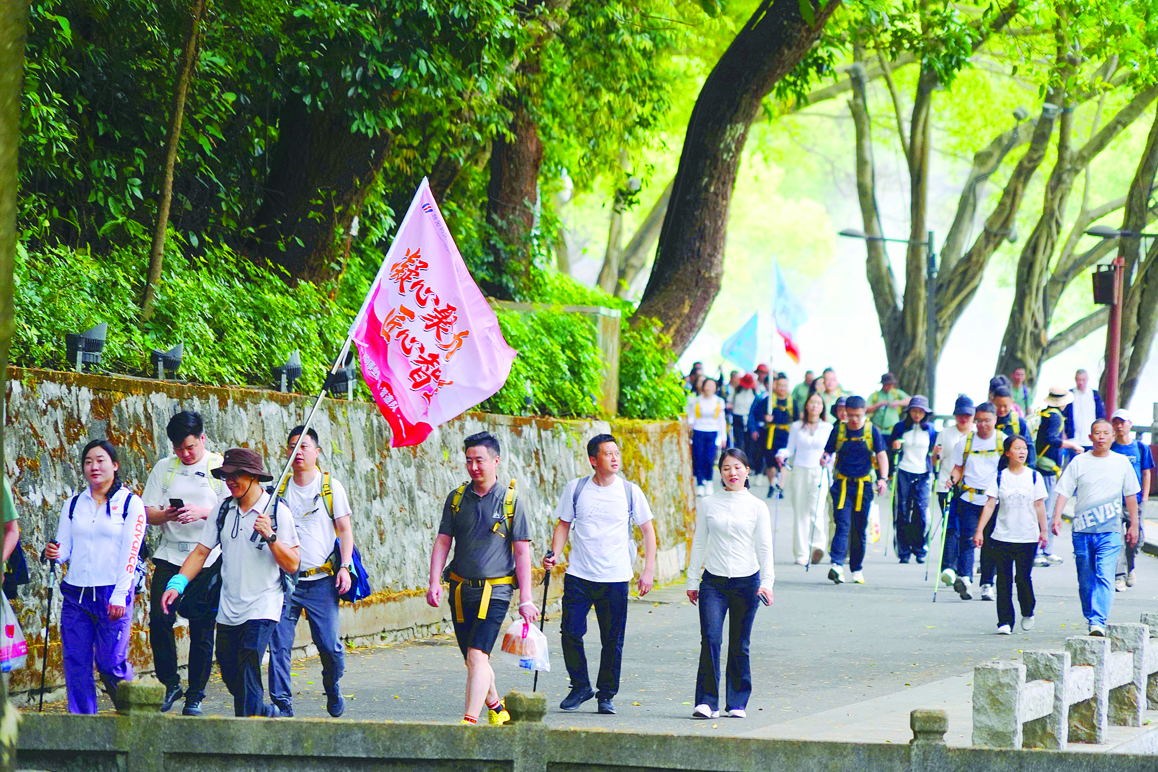     市民游客在罗浮山景区踏青赏春。惠州日报记者卢泓宇 特约通讯员李渊 摄