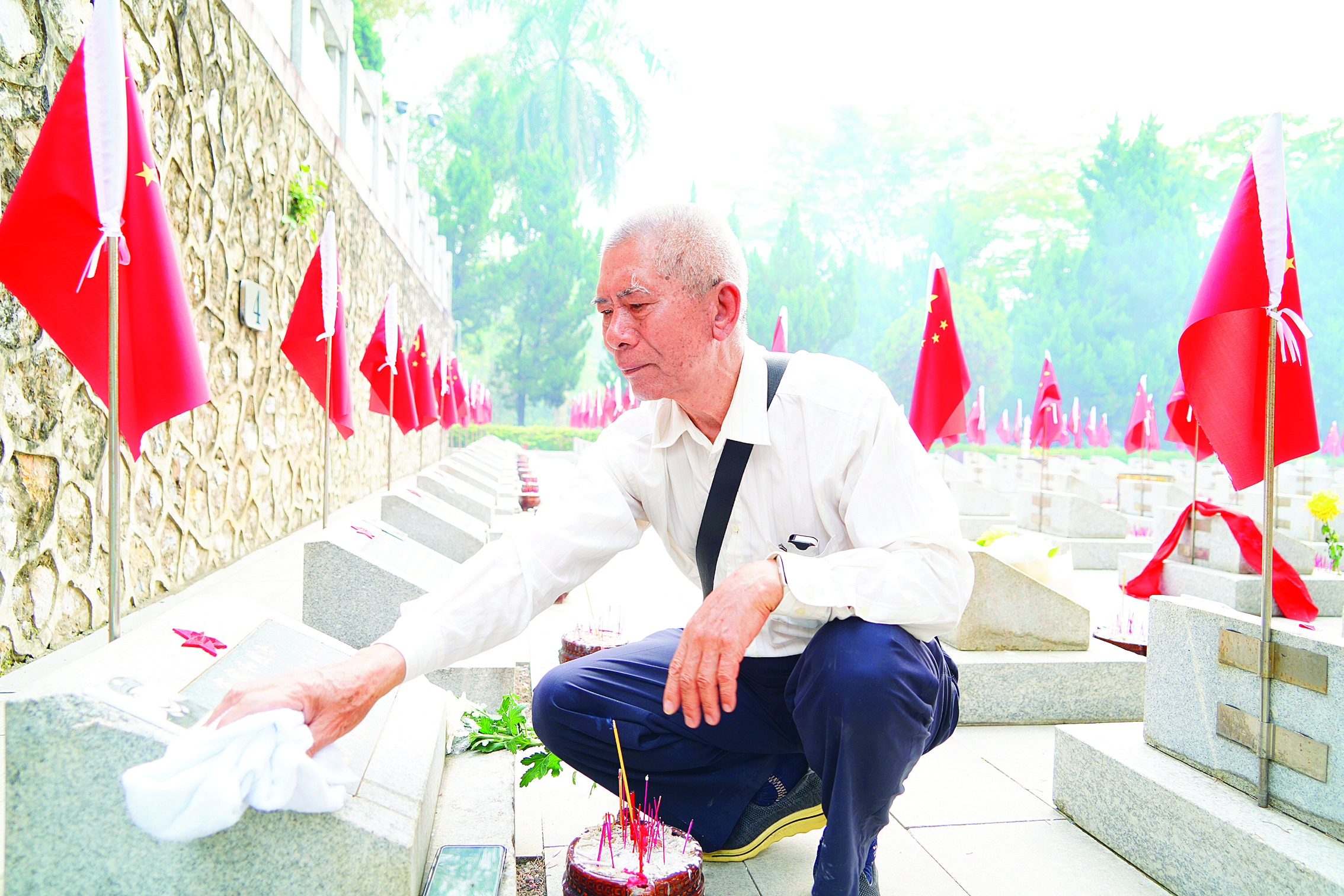     惠州组织社会各界代表赴广西凭祥市祭奠长眠在南疆热土的惠州籍烈士。惠州日报记者李松权 摄
