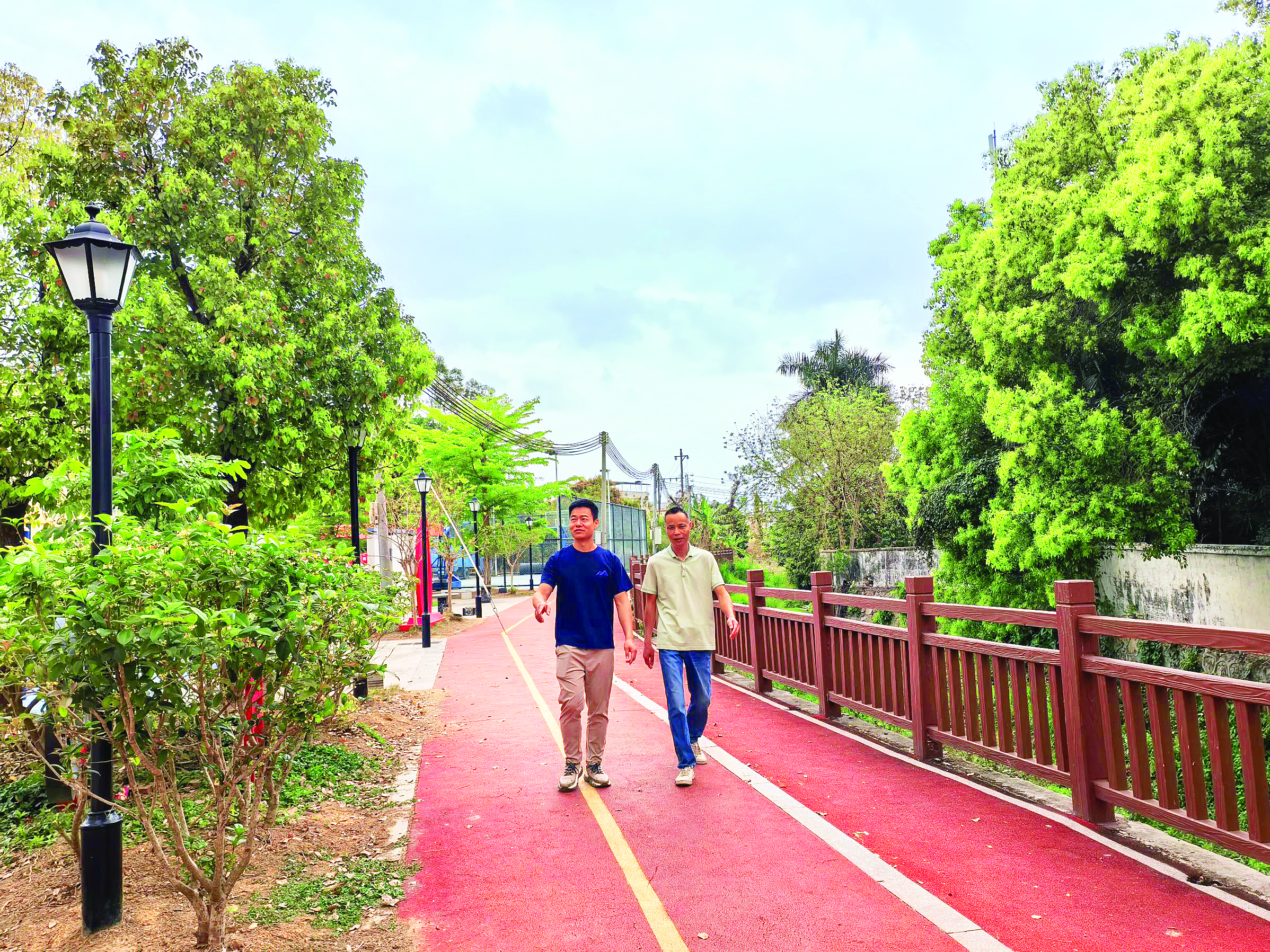     沿河修建的休闲步道为居民提供了散步的好去处。惠州日报记者彭红霞 摄