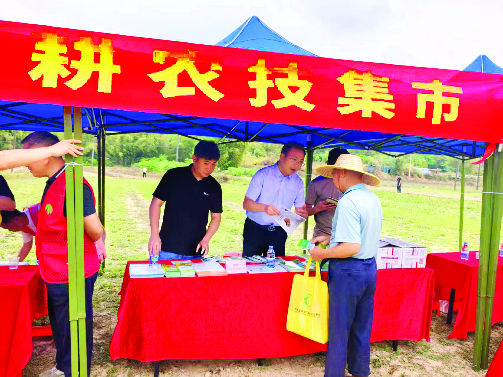     农技人员向农户讲解种养技术。