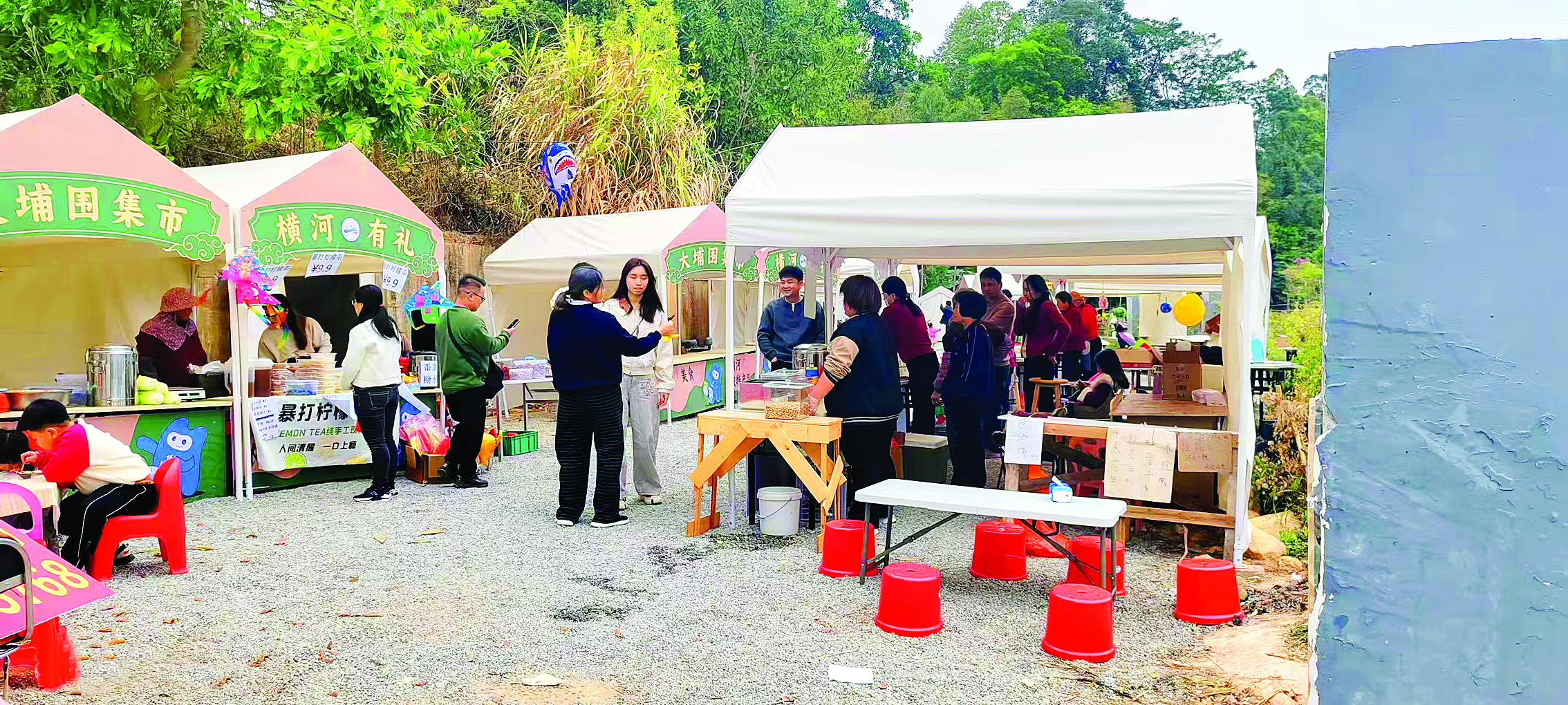     游人在临时摆卖点买东西。惠州日报记者李燕文 摄