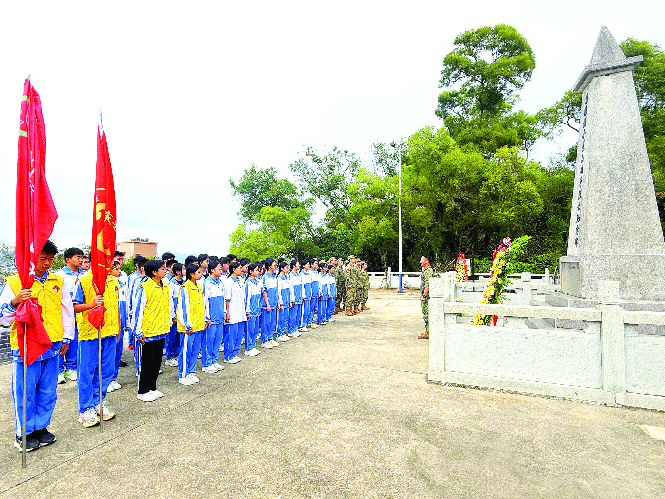     4月2日上午，惠东港口“英雄民兵连”联合港口中学师生代表，前往小星山战斗烈士纪念碑开展清明悼念活动。