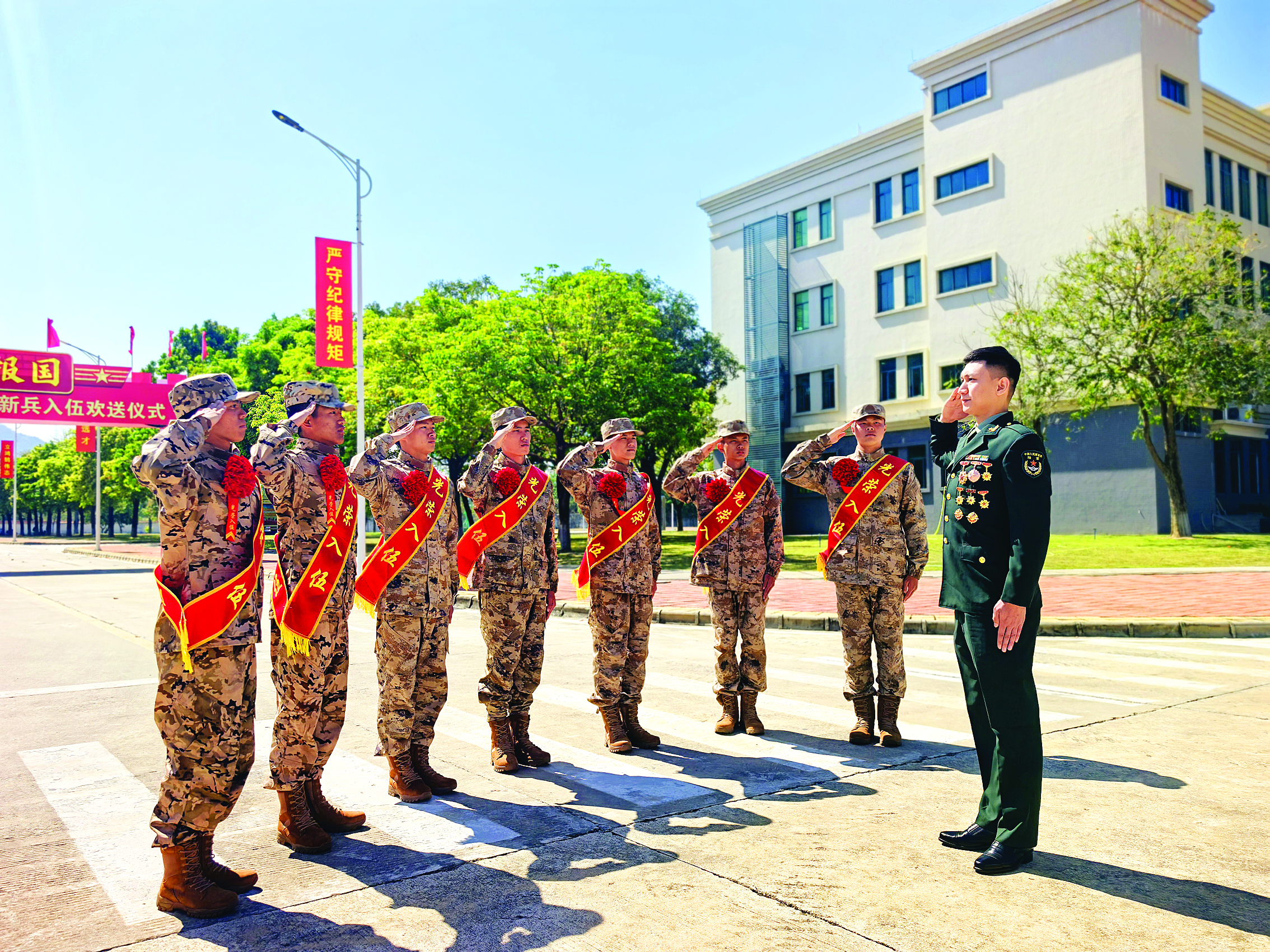     优秀退役军人张山为即将奔赴军营的新兵们上思政教育课。