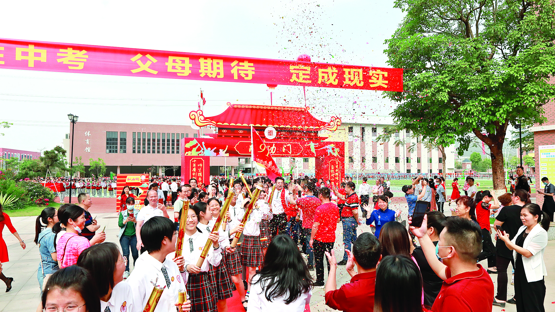     学校实现了办学规模与教育质量的双重飞跃。