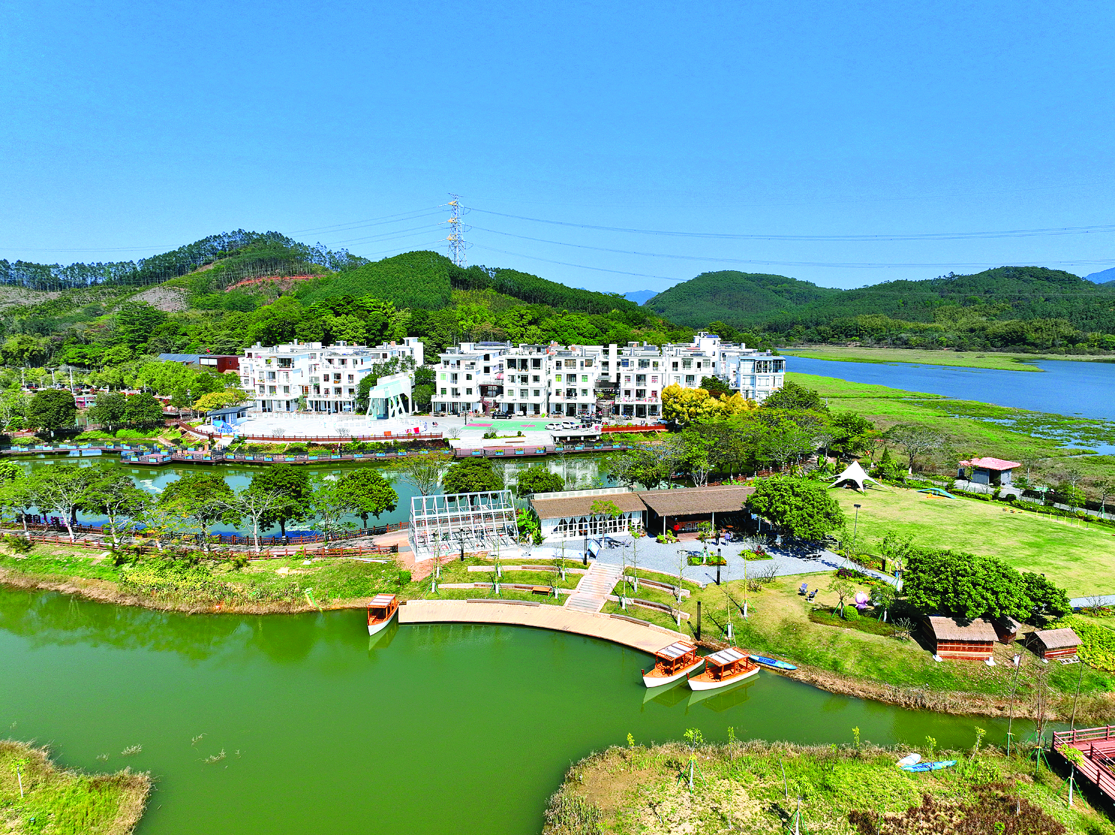 <p>    横河镇郭前村依托山水资源发展特色民宿。</p>