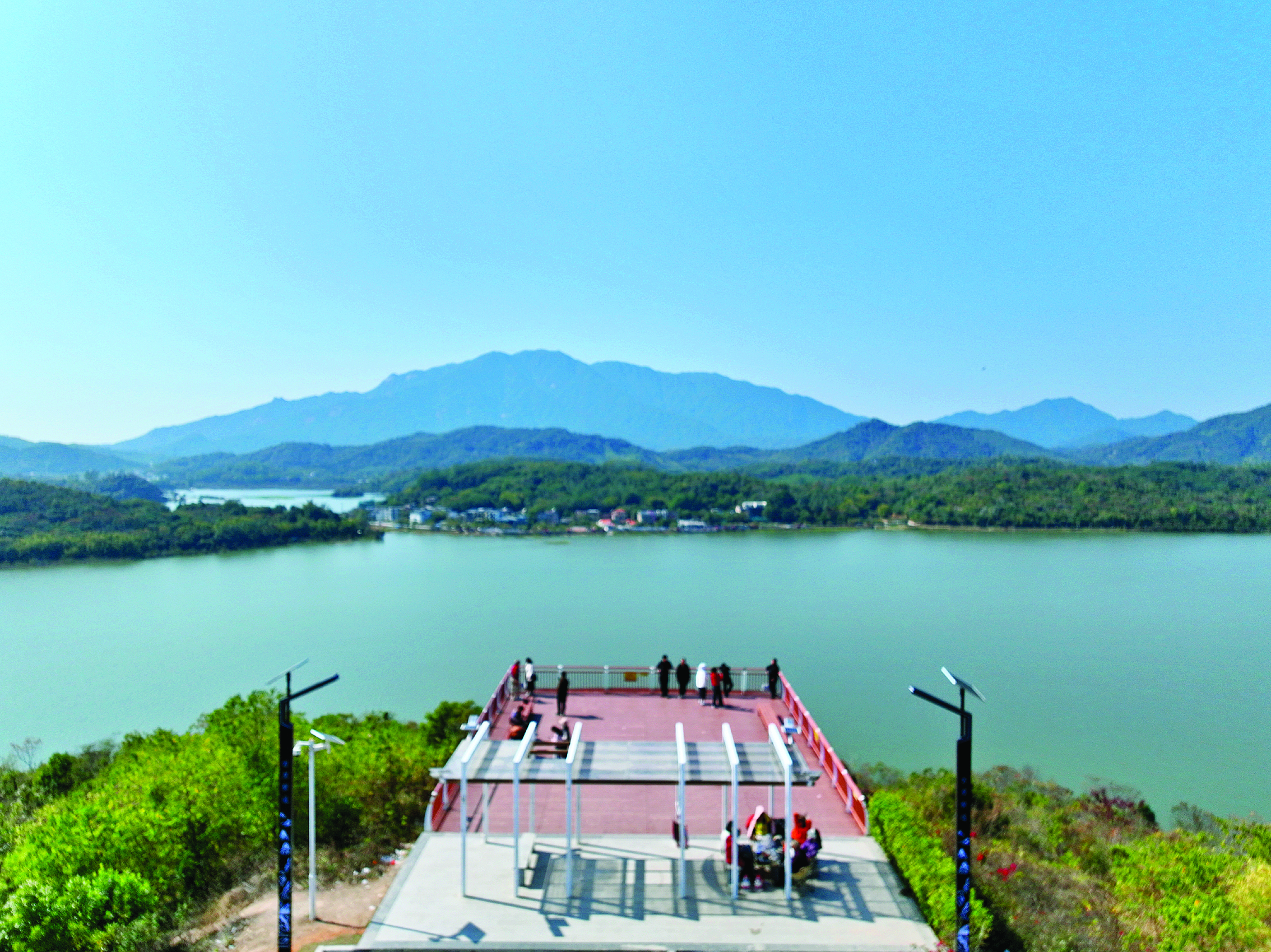 <p>    在显岗碧道的云台驿站，游客可远眺罗浮山和显岗水库美景。本组图片 惠州日报记者李苗 摄</p>
