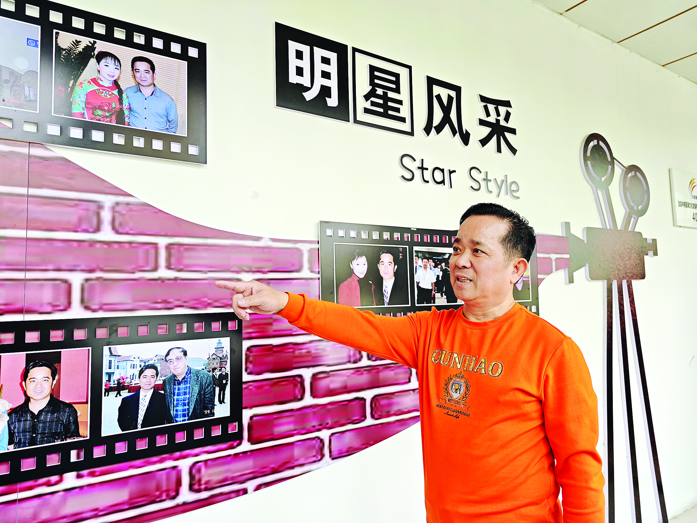     曾土财公司的走廊成了一条“星光大道”。惠州日报记者黄鑫威 摄