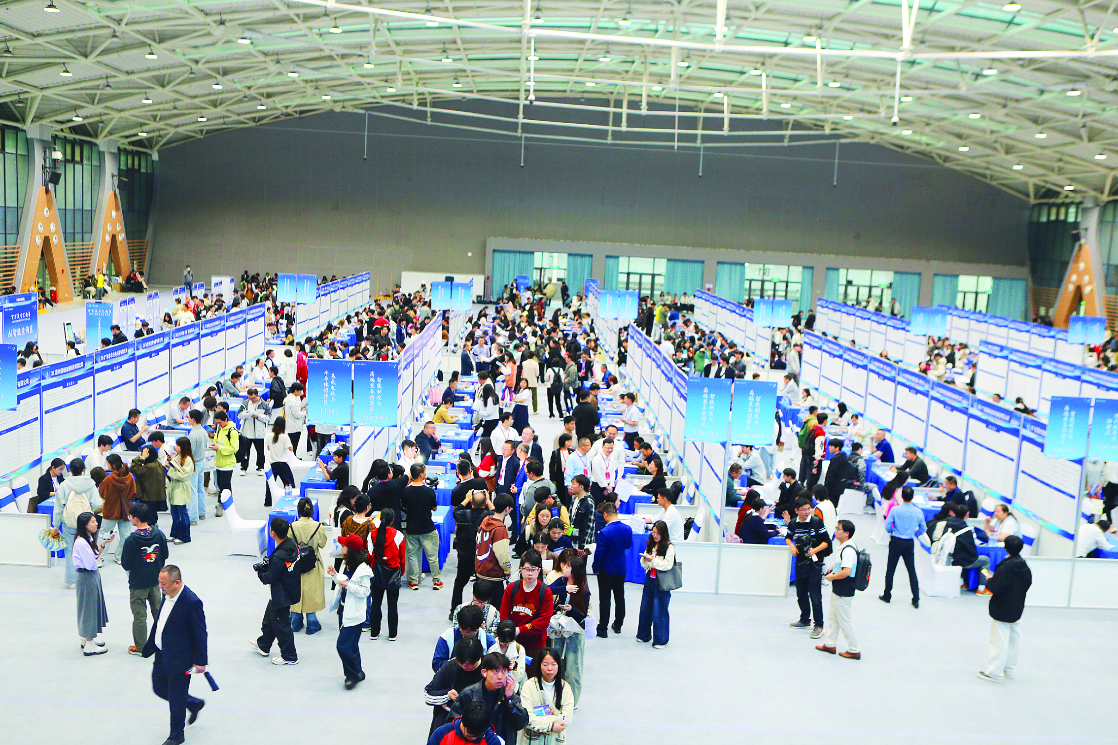     华中科技大学招聘现场人气火爆。本组图片 惠州日报记者钟畅新 刘惠彬 摄