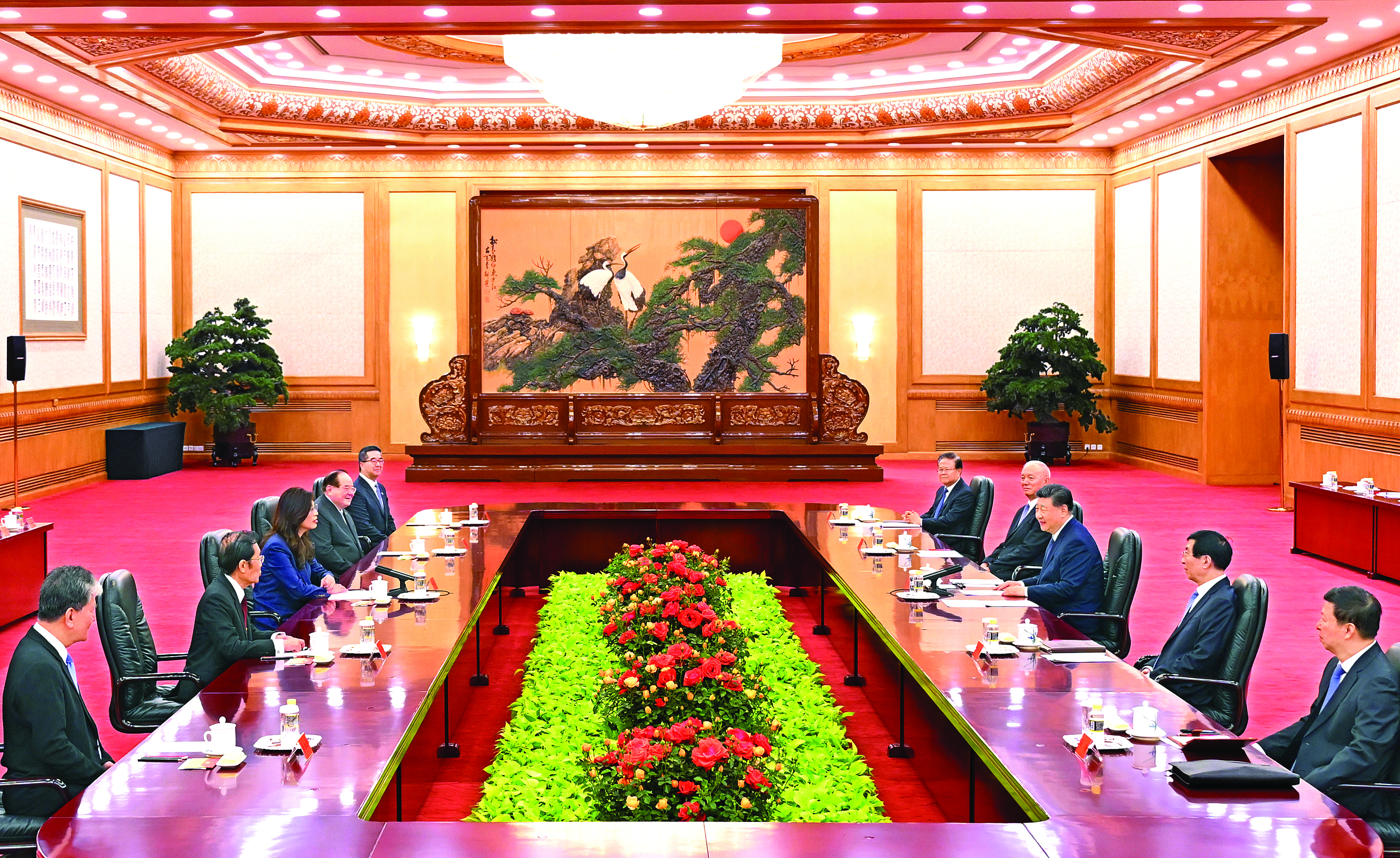     4月10日上午，中共中央总书记习近平在北京会见郑丽文主席率领的中国国民党访问团。    新华社发