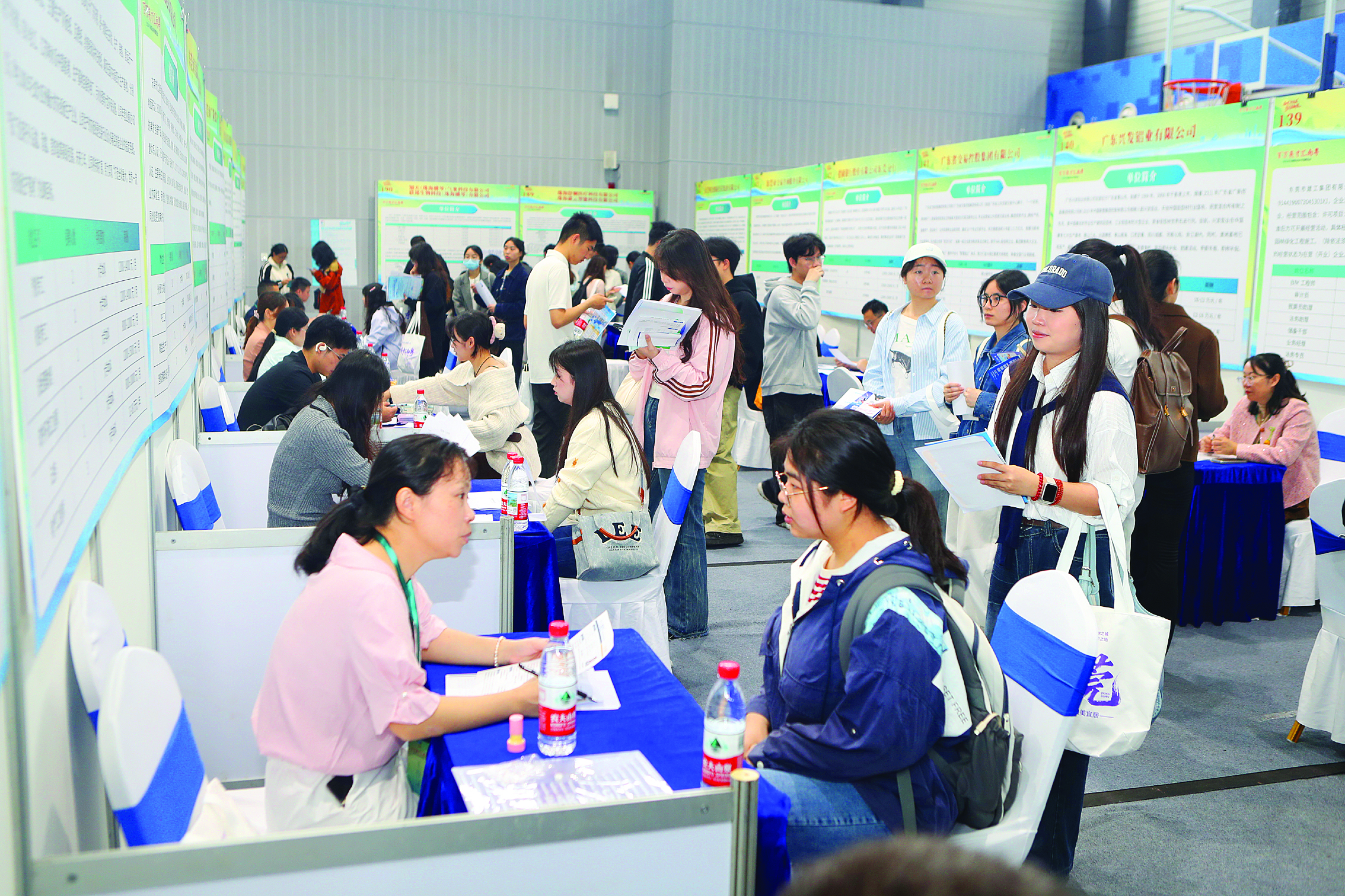     武汉大学招聘会现场。 惠州日报记者钟畅新 摄