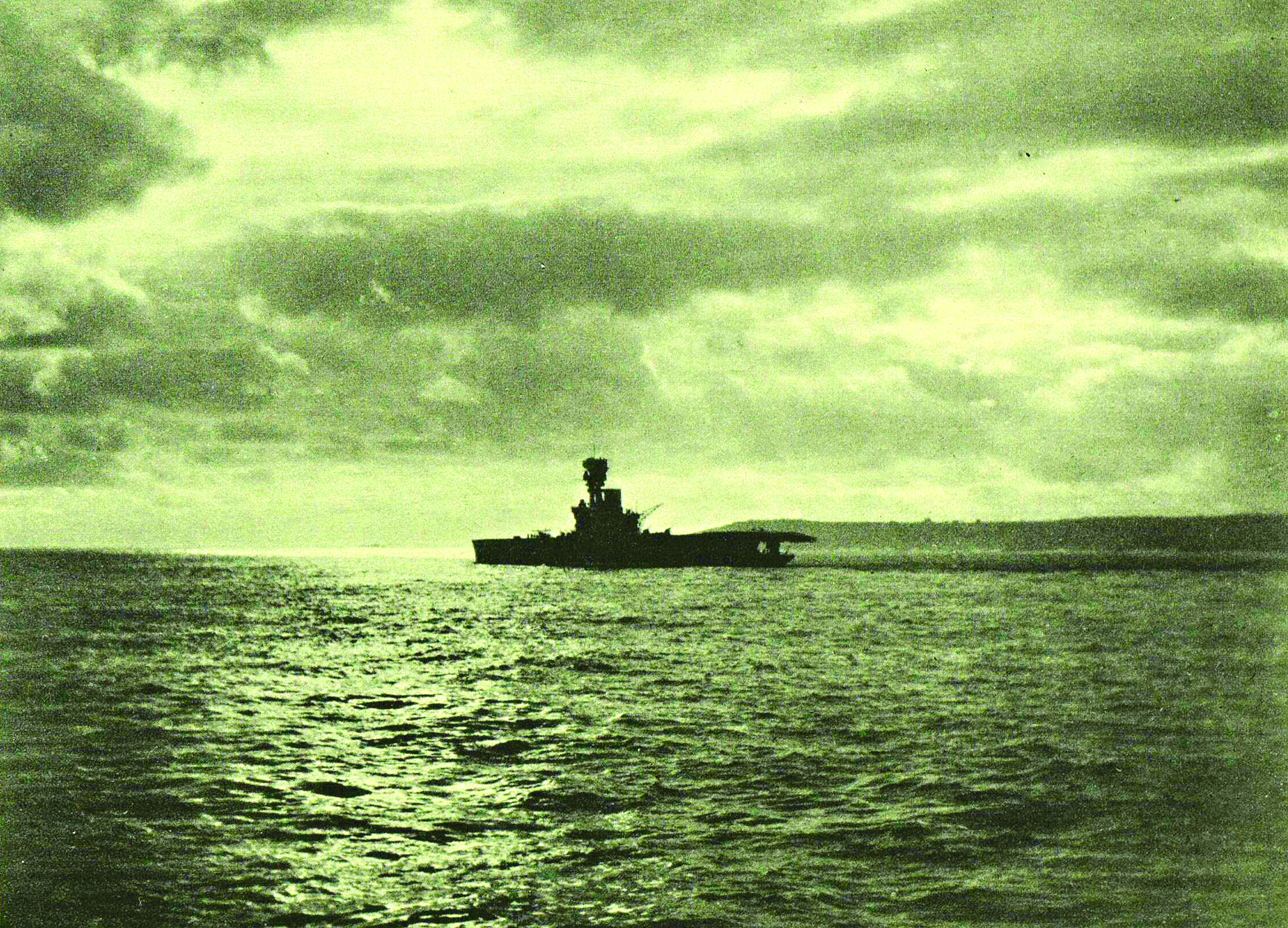 <p>    当年在大亚湾海面上游弋的英军航母。</p>