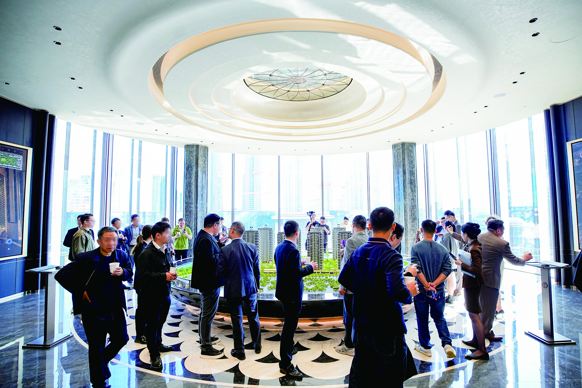     购房者期待更多“四代宅”项目面市。  本版图片 惠州日报记者周楠 摄