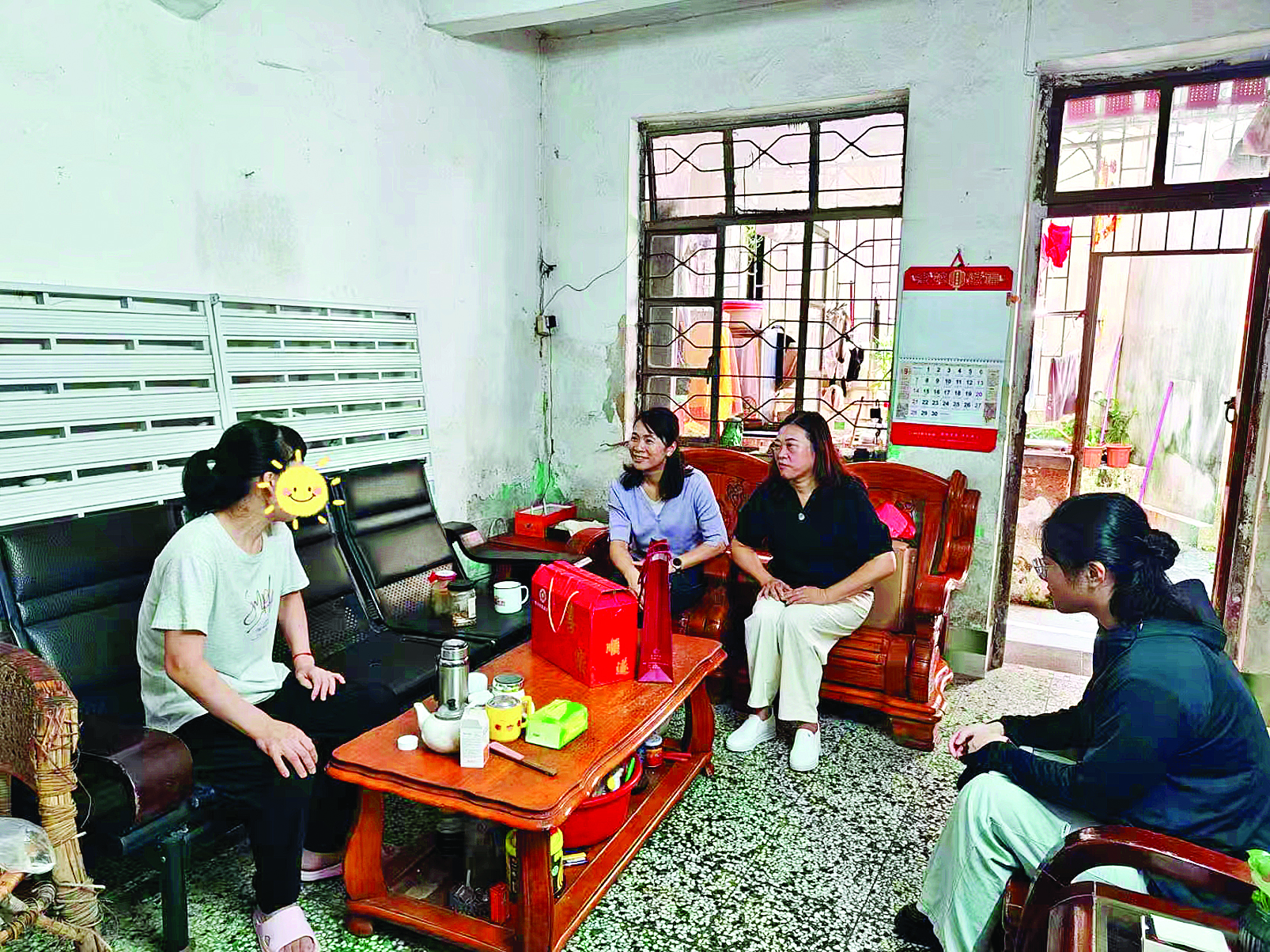     街道和社区工作人员走访慰问居民。    惠州日报记者彭红霞 通讯员张铃莉 郑莹扬 摄