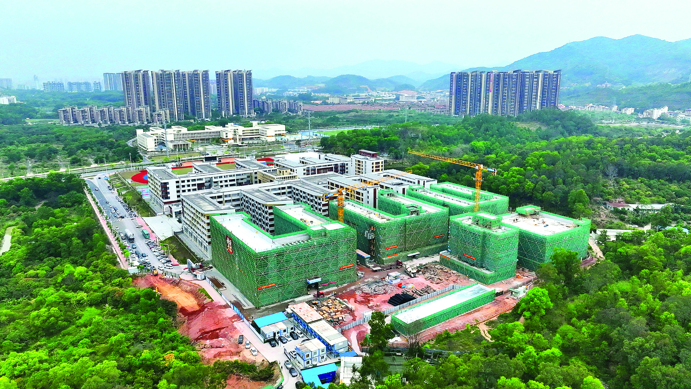     惠州市第八中学高中部扩建项目主体全面封顶。惠州日报记者张艺明 摄
