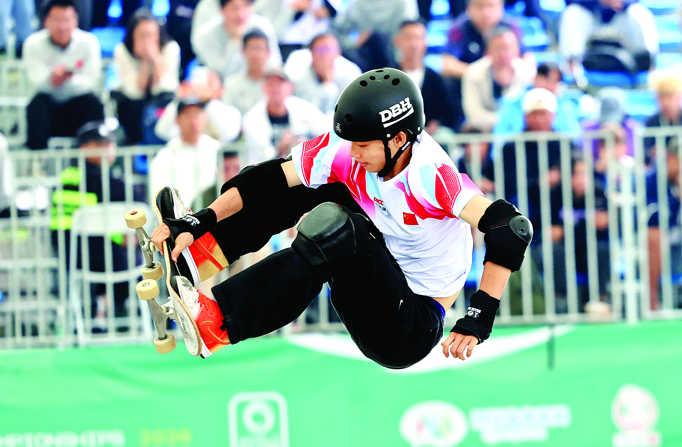     4月12日，陈烨在2026年亚洲滑板锦标赛男子碗池决赛中获得冠军。新华社发