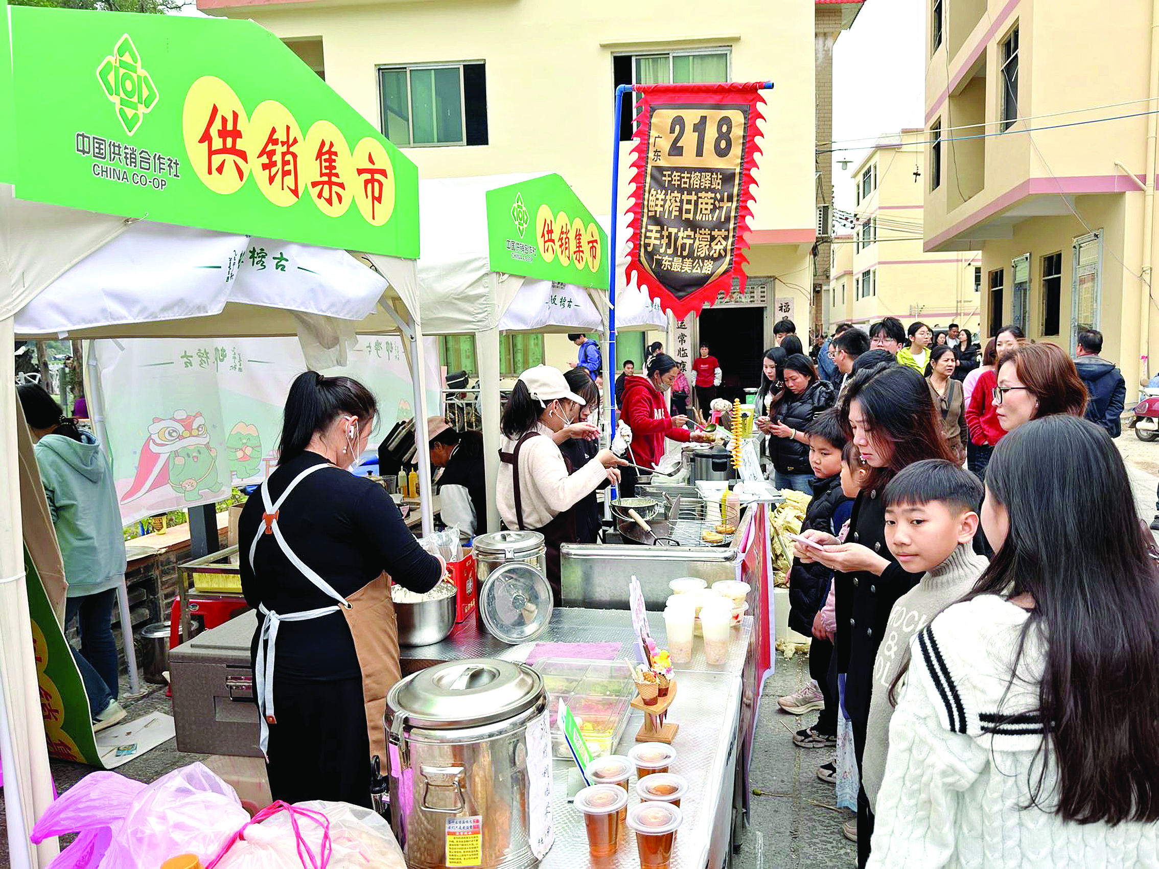     游客在榕溪市集购买龙门农特产品。惠州日报记者黄宇翔 摄