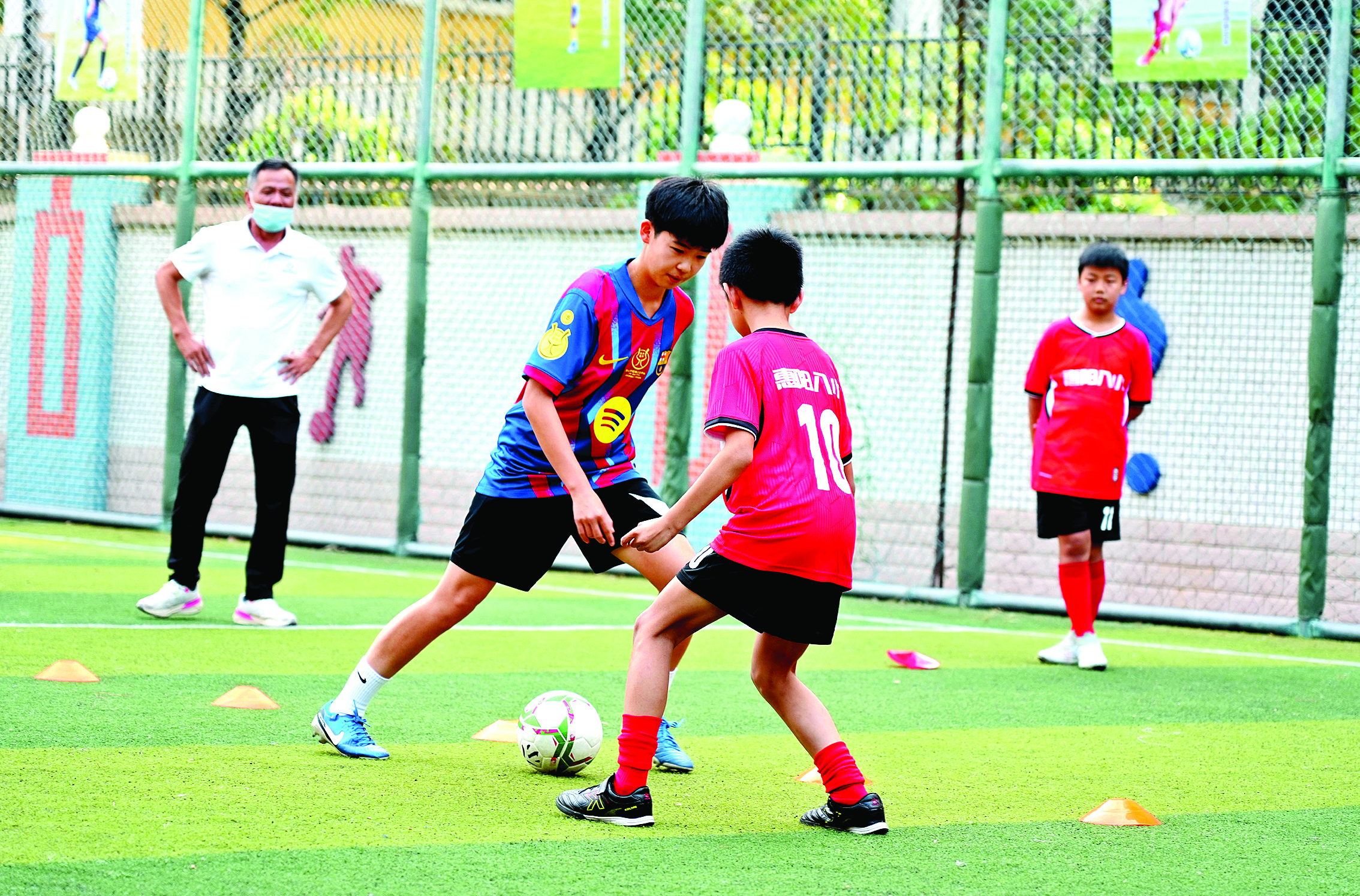     李熙媛（左二）到母校与学弟学妹切磋球技。惠州日报记者许文昌 摄
