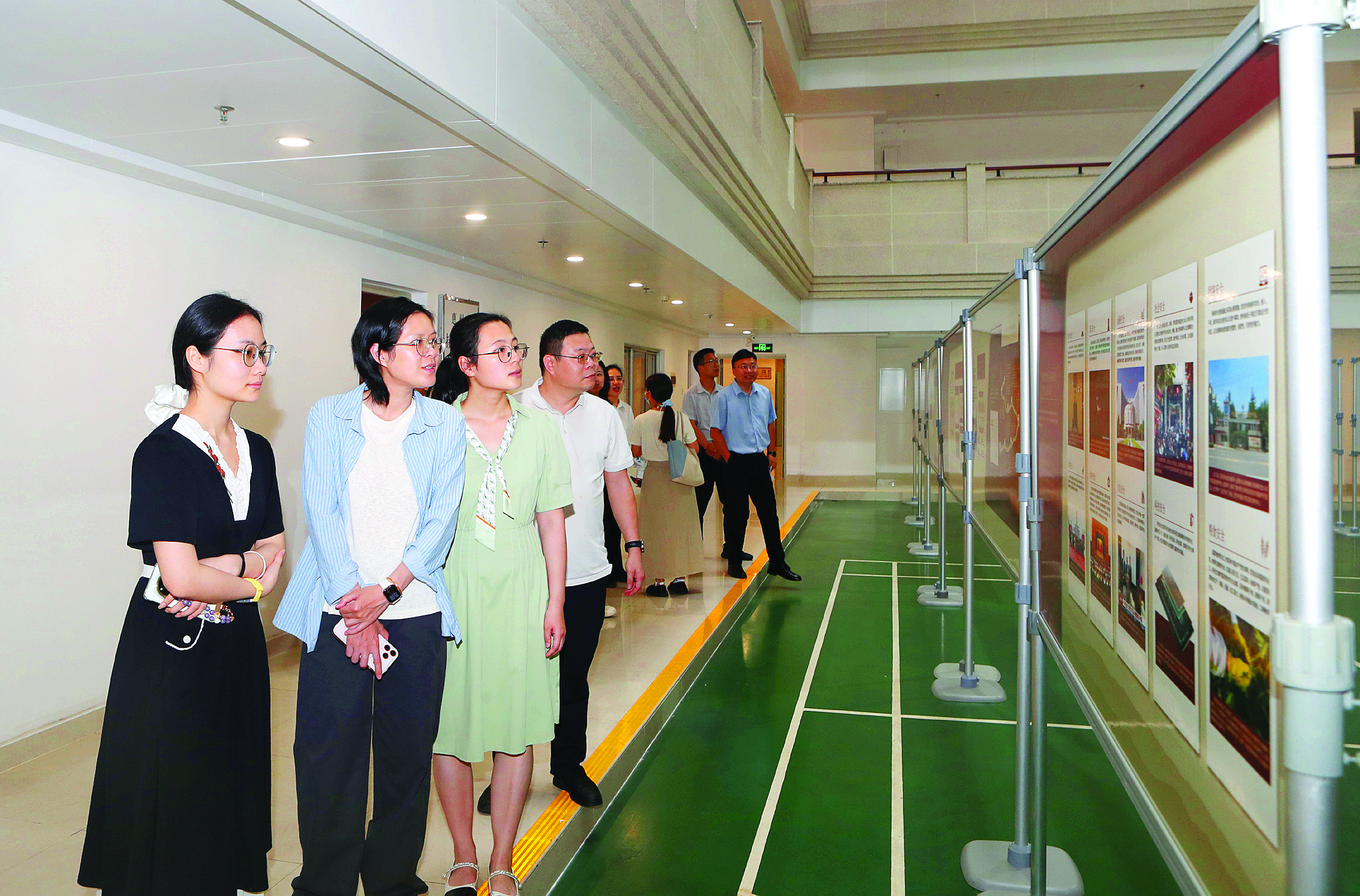     2026年惠州市4·15全民国家安全教育日主题巡展吸引不少机关工作人员前往参观。惠州日报记者钟畅新 摄