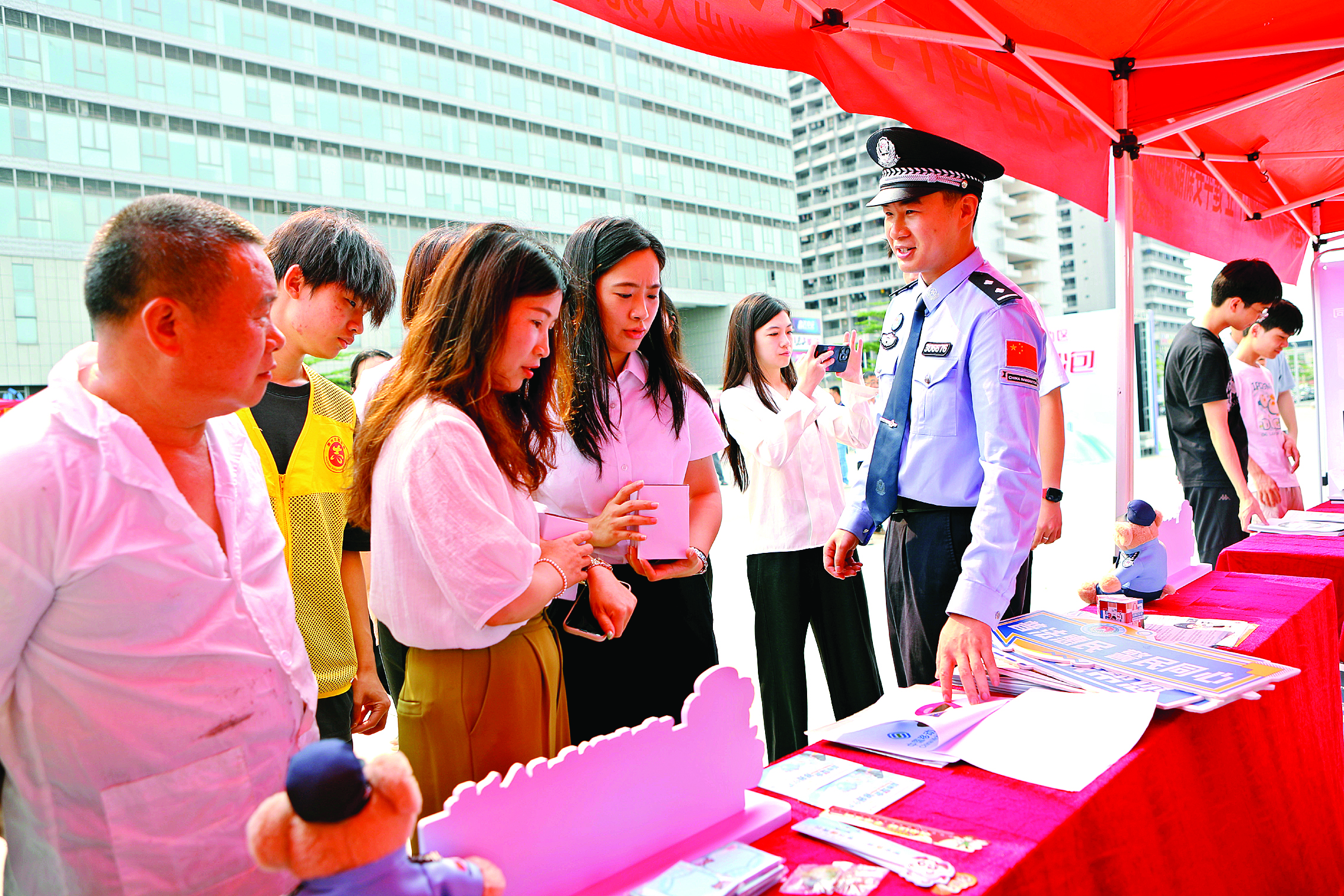     工作人员为市民解答各类国家安全知识。惠州日报记者钟畅新 摄