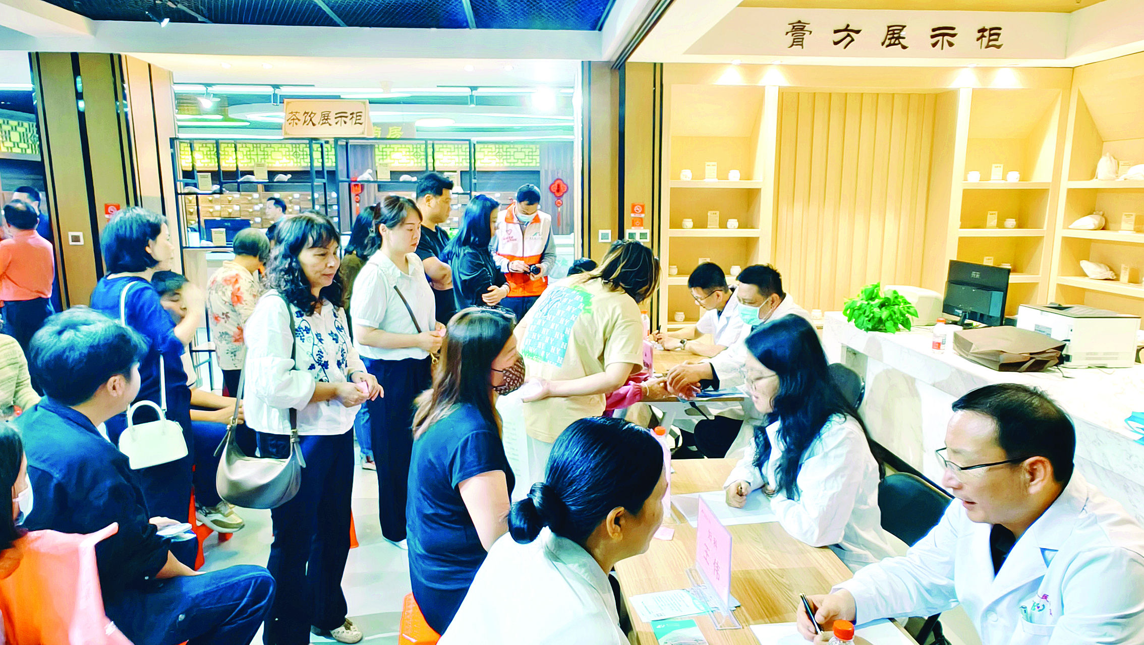     义诊现场。惠州日报记者洪鹊儿 通讯员李衡 摄