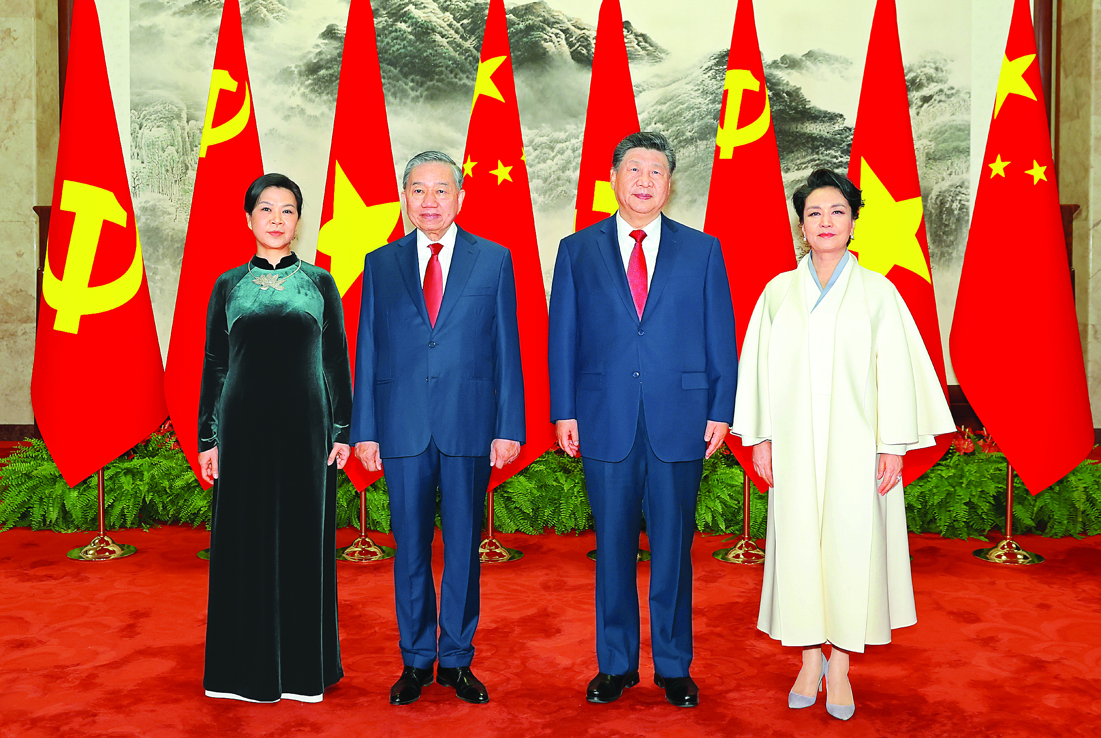     4月15日上午，中共中央总书记、国家主席习近平在北京人民大会堂同来华进行国事访问的越共中央总书记、国家主席苏林举行会谈。这是会谈前，习近平和夫人彭丽媛同苏林和夫人吴芳璃合影。新华社发
