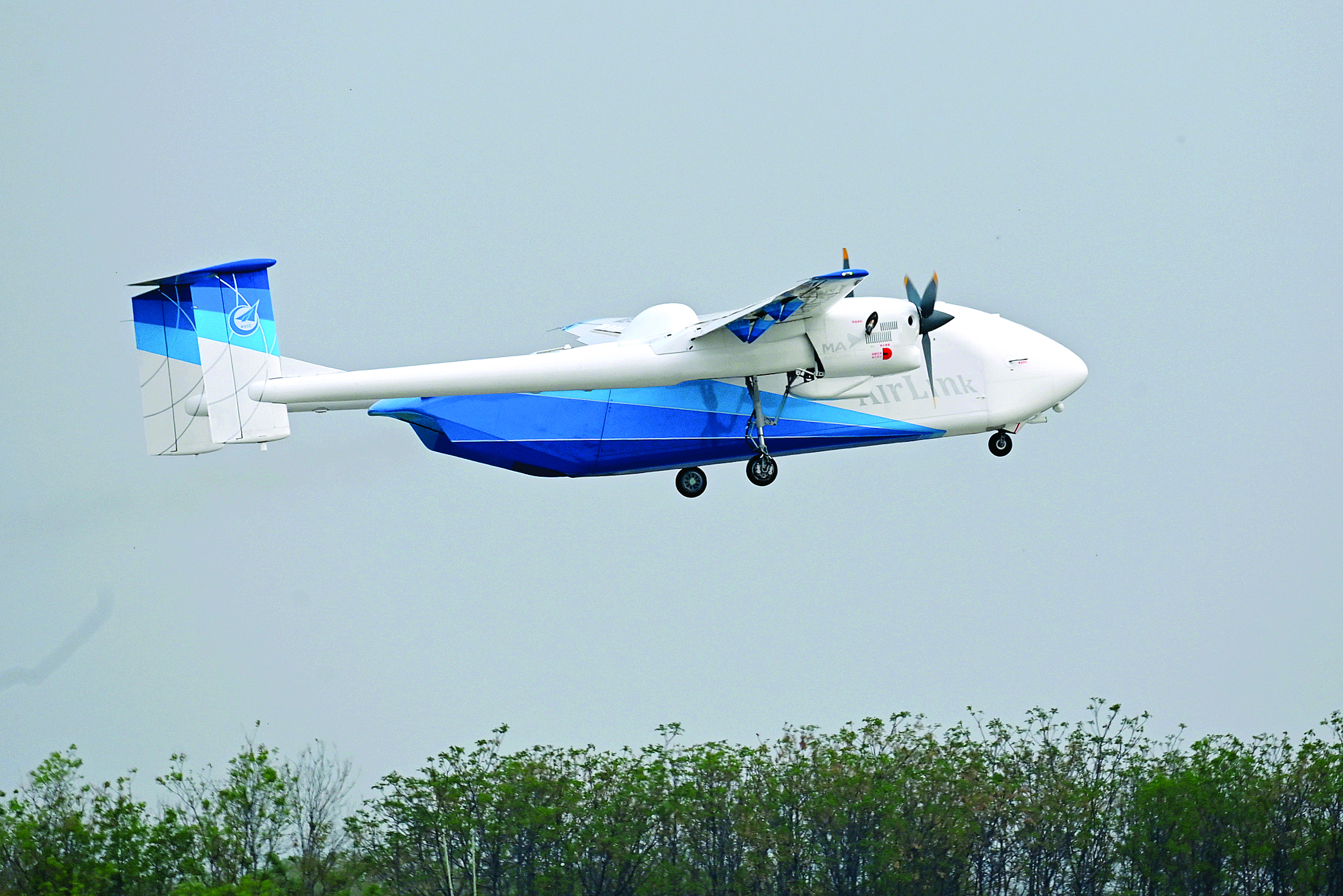     4月15日，HH-200航空商用无人运输系统在航空工业民机试飞中心渭南运营基地起飞。新华社发