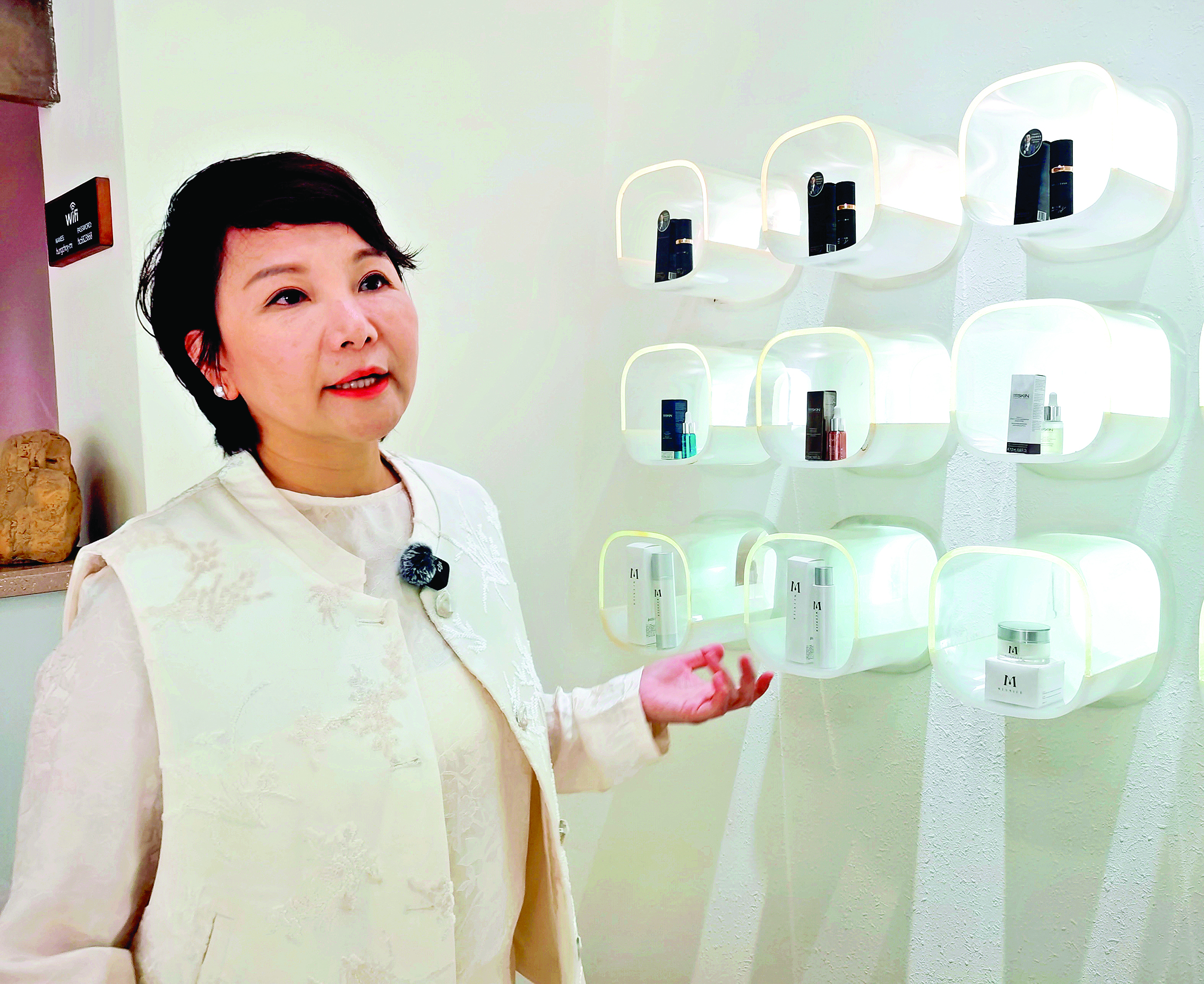     李聘珍在介绍企业产品。