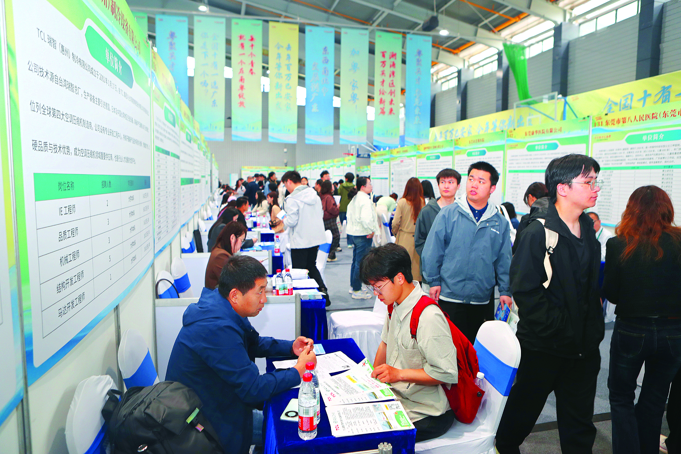     日前，“百万英才汇南粤”2026年N城联动春季招聘活动（湖北地区）走进武汉高校，招聘会现场人气爆棚。惠州日报记者钟畅新 摄