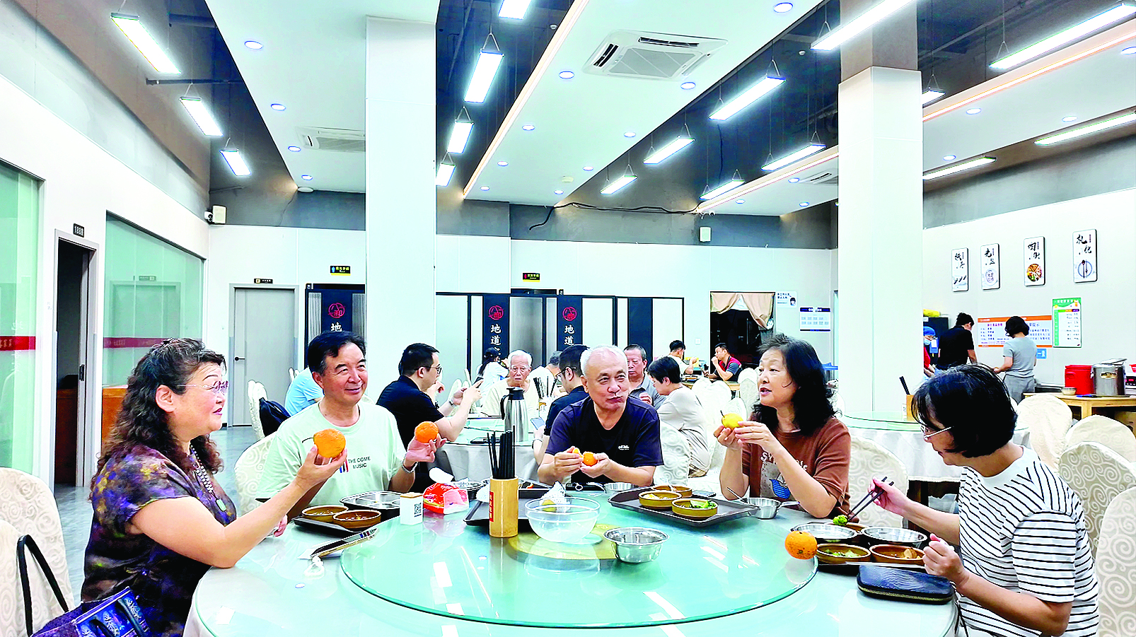     老人们在八和饭店（长者食堂）愉快就餐。