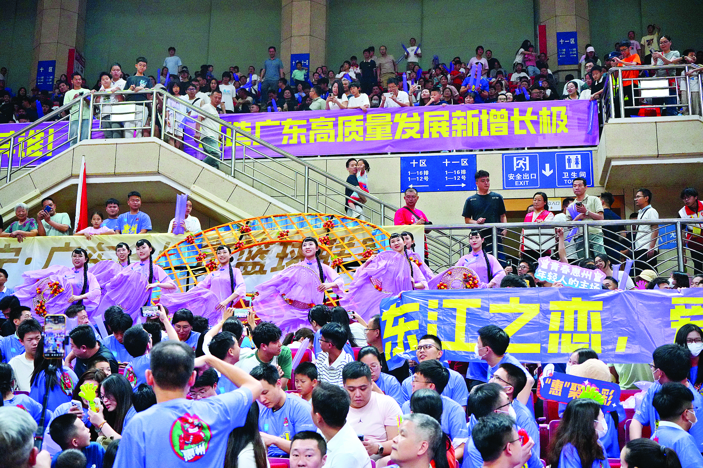     巨型省级非遗淡水客家凉帽出现在啦啦队阵营。