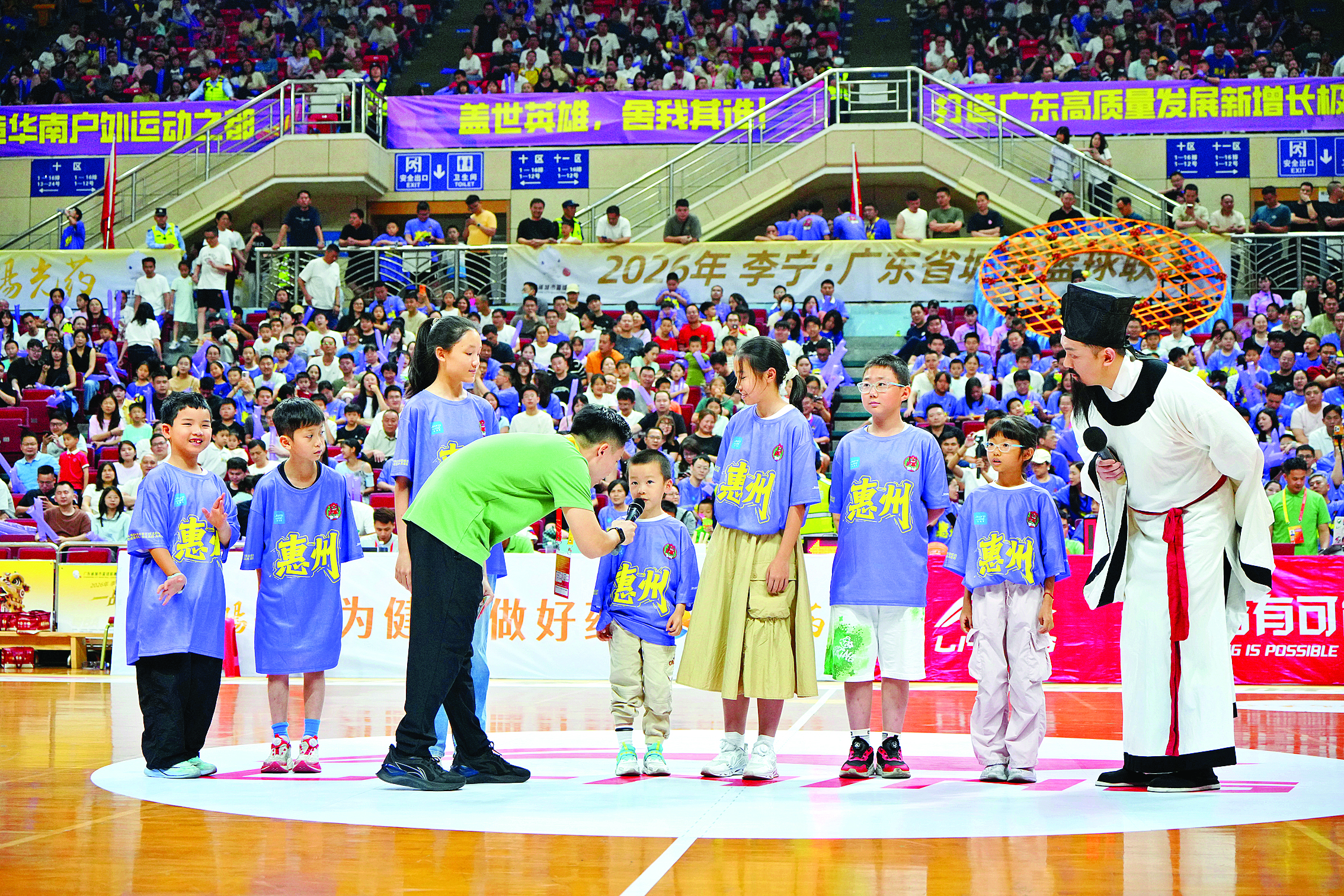     五位“小小苏东坡”应邀上场，与现场观众一起接龙东坡荔枝诗词。