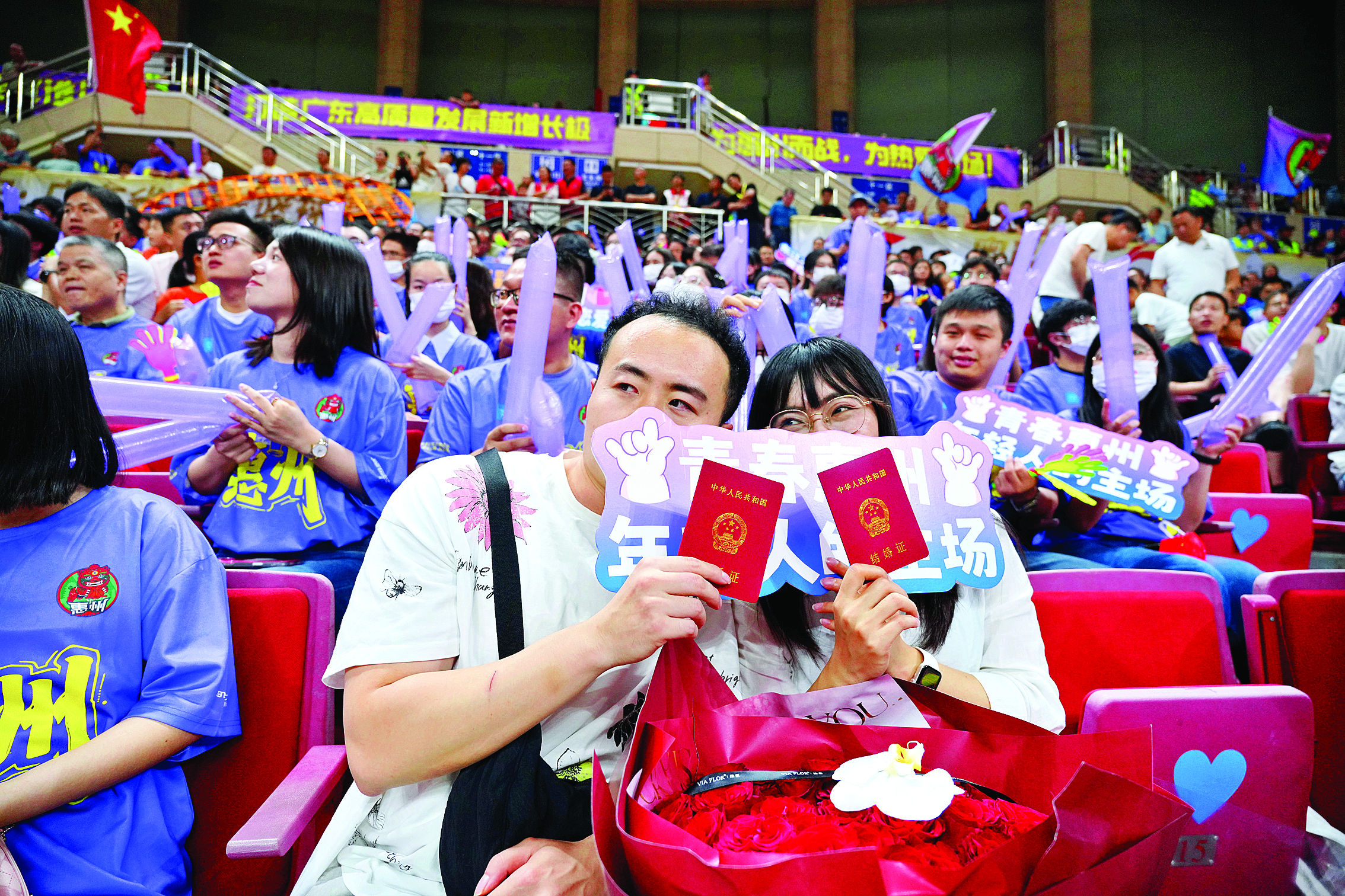 <p>    一对新婚夫妻在缘分看台甜蜜合影。</p>