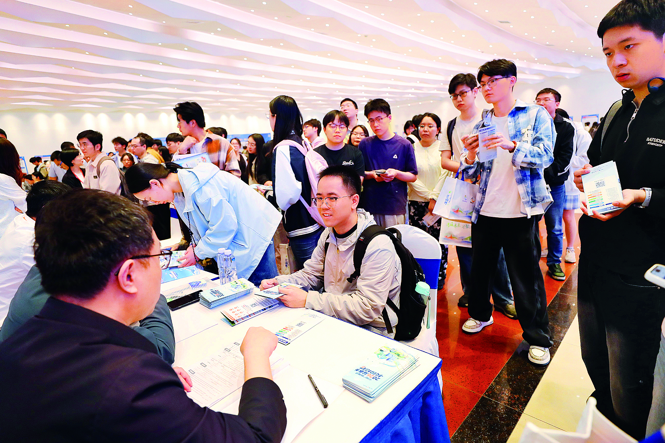     中国科学技术大学专场招聘现场。惠州日报记者杨建业 肖泓 摄