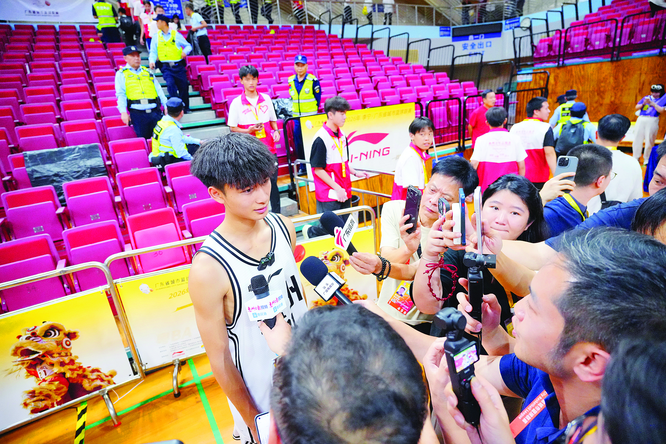 <p>    小将黄裕文接受媒体采访。</p>