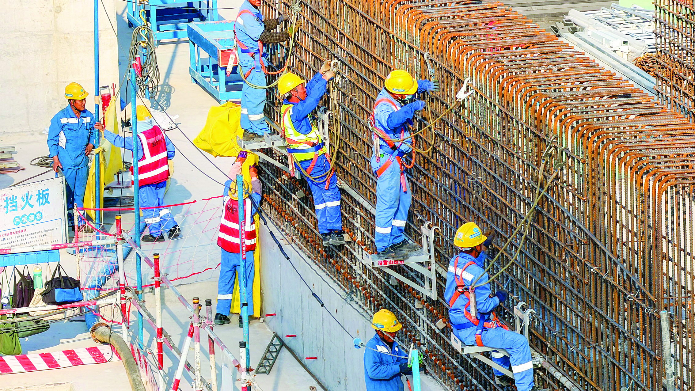 <p>    太平岭核电厂3号机组基础施工现场，建筑工人化身“钢铁裁缝”。</p>