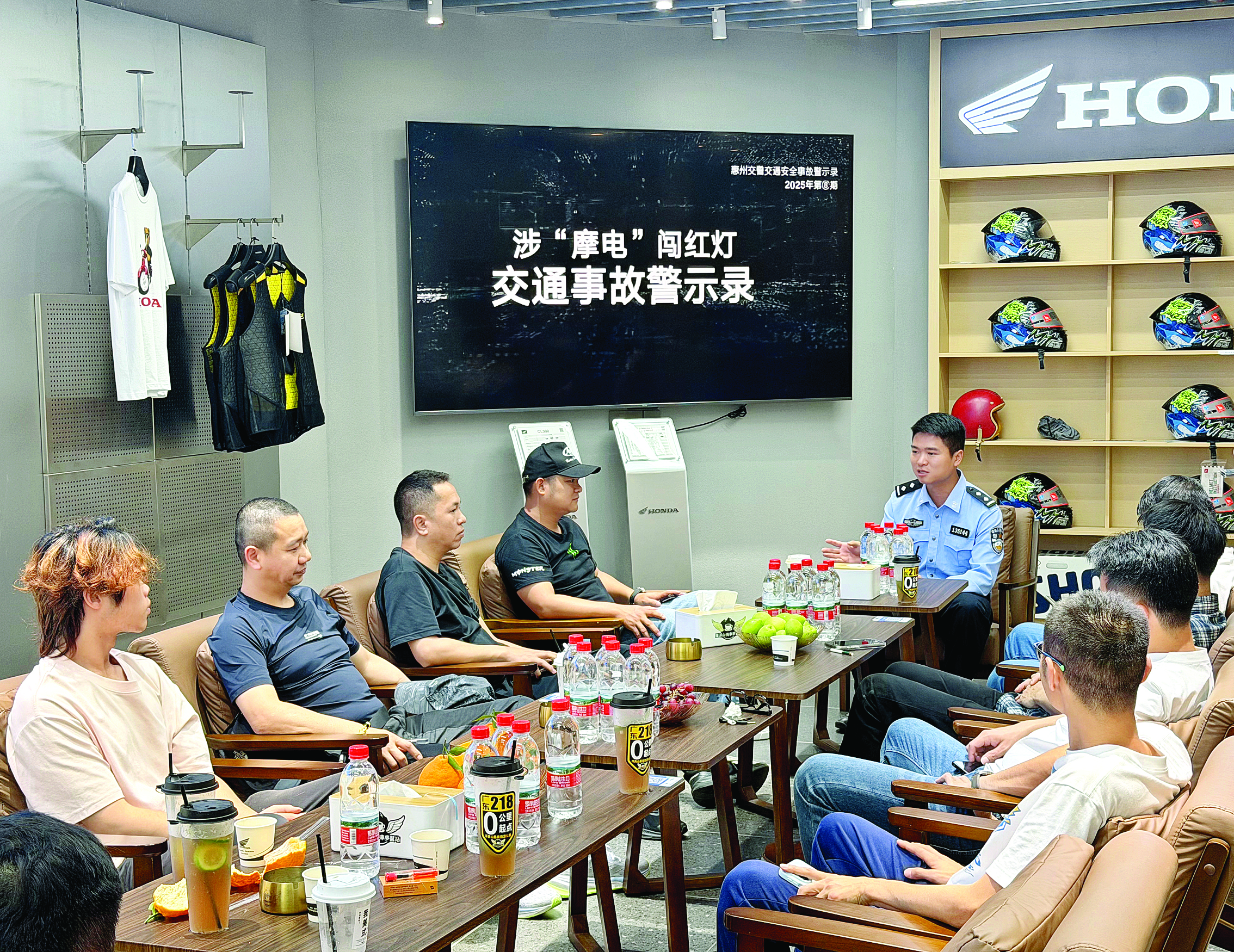     “青年夜校”搬进摩旅青年之家。惠州日报记者卢泓宇 通讯员沈敏就 摄