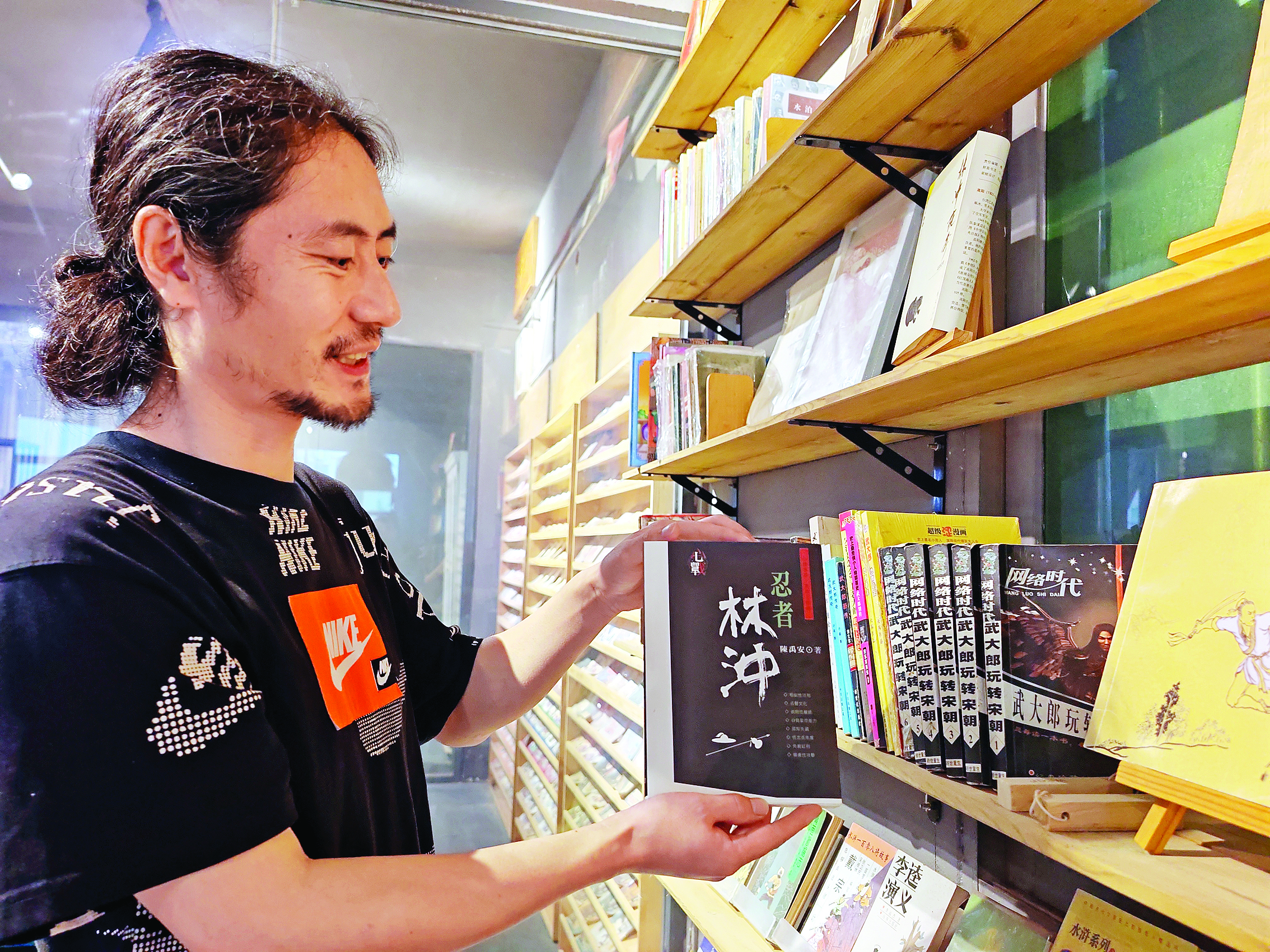 <p>    痕迹书局创始人洪福潜心收藏一万余册水浒主题书籍。</p>