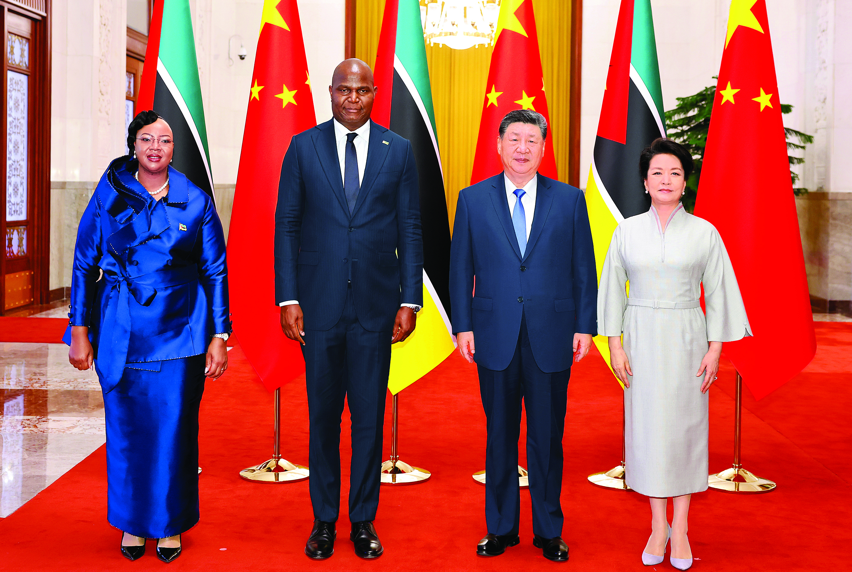     4月21日下午，国家主席习近平在北京人民大会堂同来华进行国事访问的莫桑比克总统查波举行会谈。这是会谈前，习近平和夫人彭丽媛同查波和夫人盖塔合影。新华社发