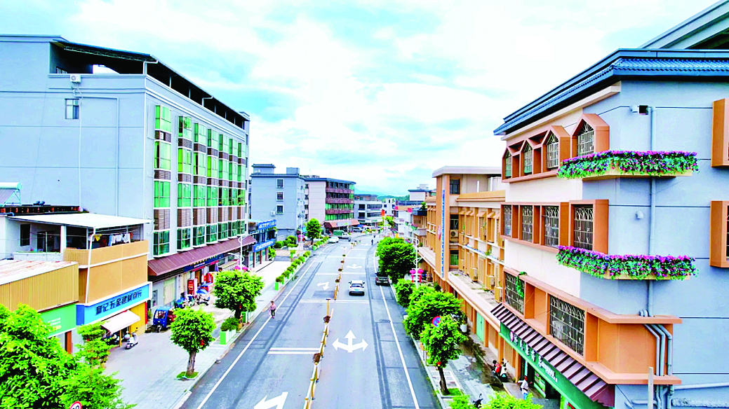     龙江镇改造圩镇主街185栋建筑外立面，打造圩镇客厅。