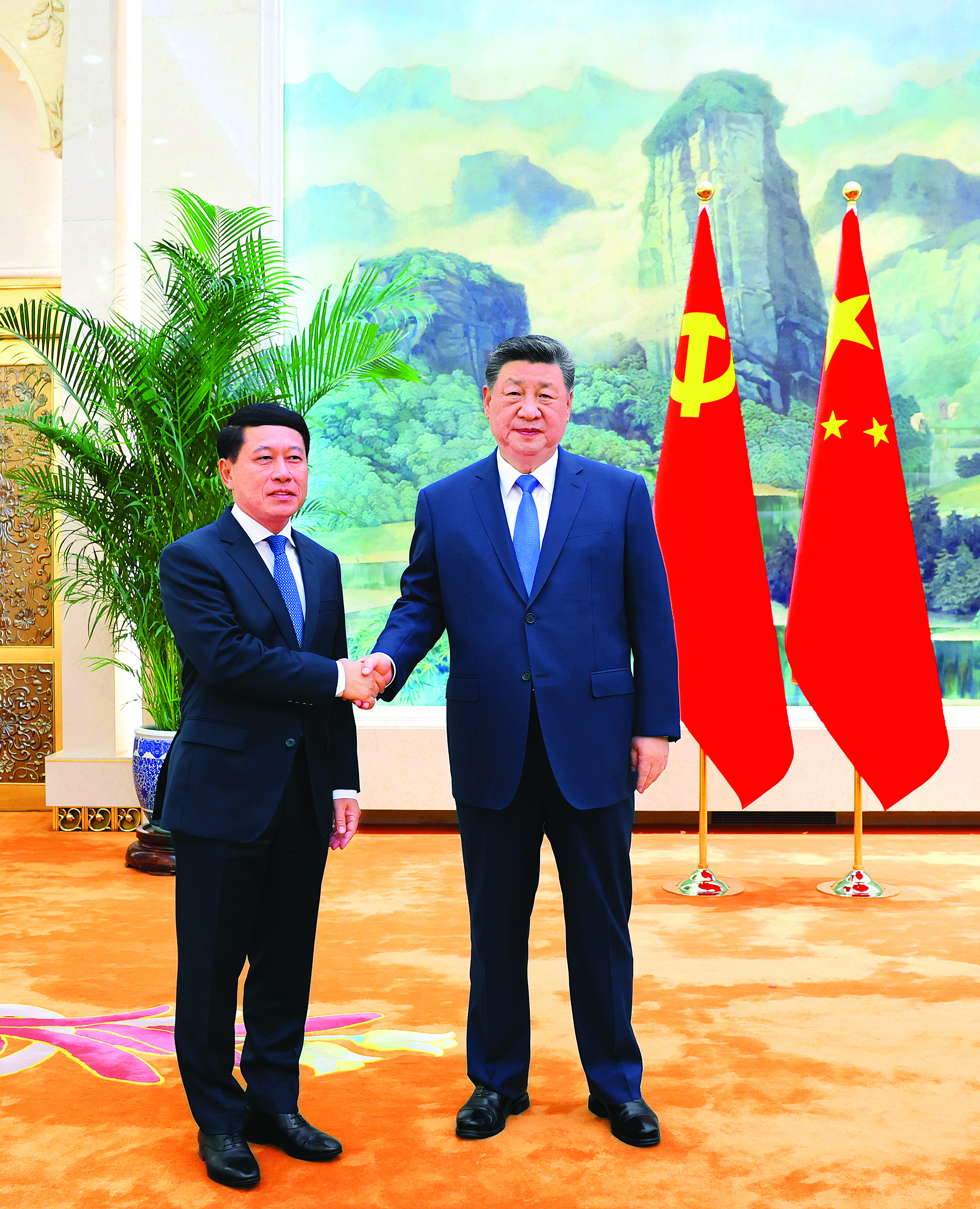     4月21日下午，中共中央总书记、国家主席习近平在北京人民大会堂会见作为老挝人民革命党中央总书记、国家主席通伦特使专程来访的老挝人革党中央政治局委员、常务副总理沙伦赛。新华社发