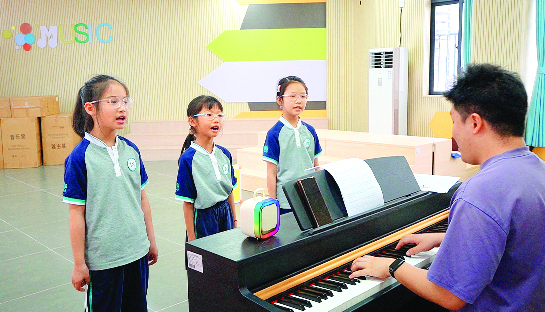     在惠州学院附属学校，学生们在上音乐课。