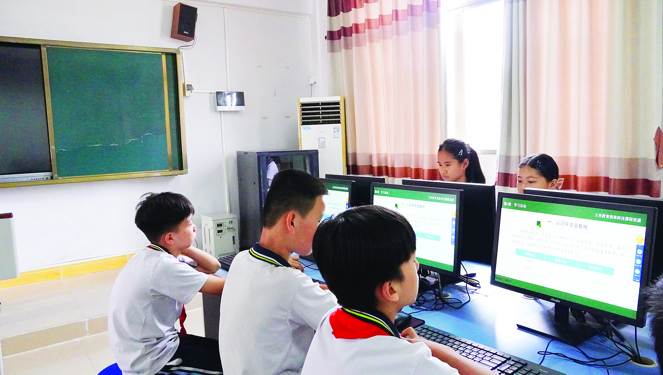     博罗县杨村中心小学安装空调后，学生们的学习环境更舒适了。