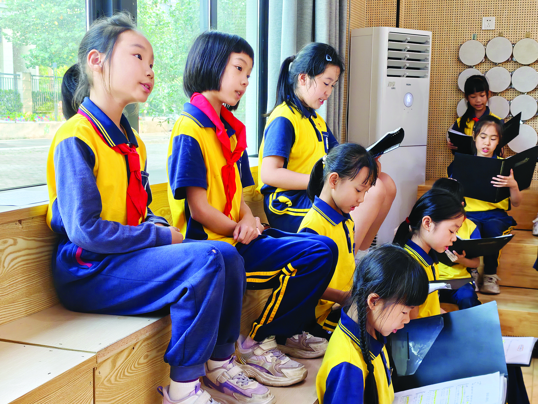     在惠城区金山湖小学，学生们在安装了空调的室内学习。