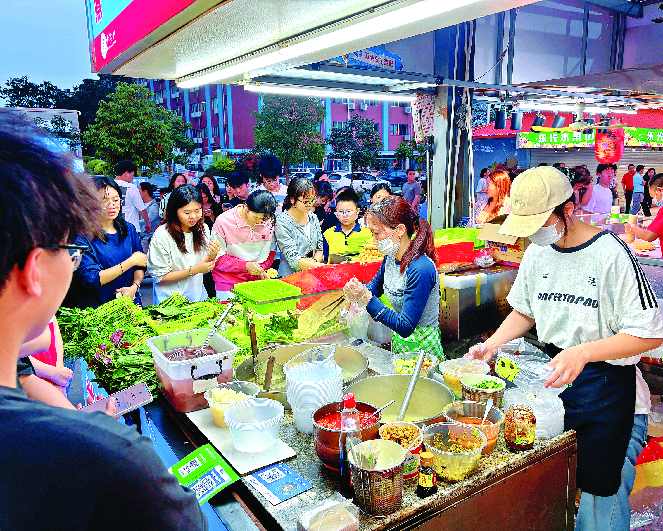 <p>    新乐食光城不少摊位人气旺。</p>