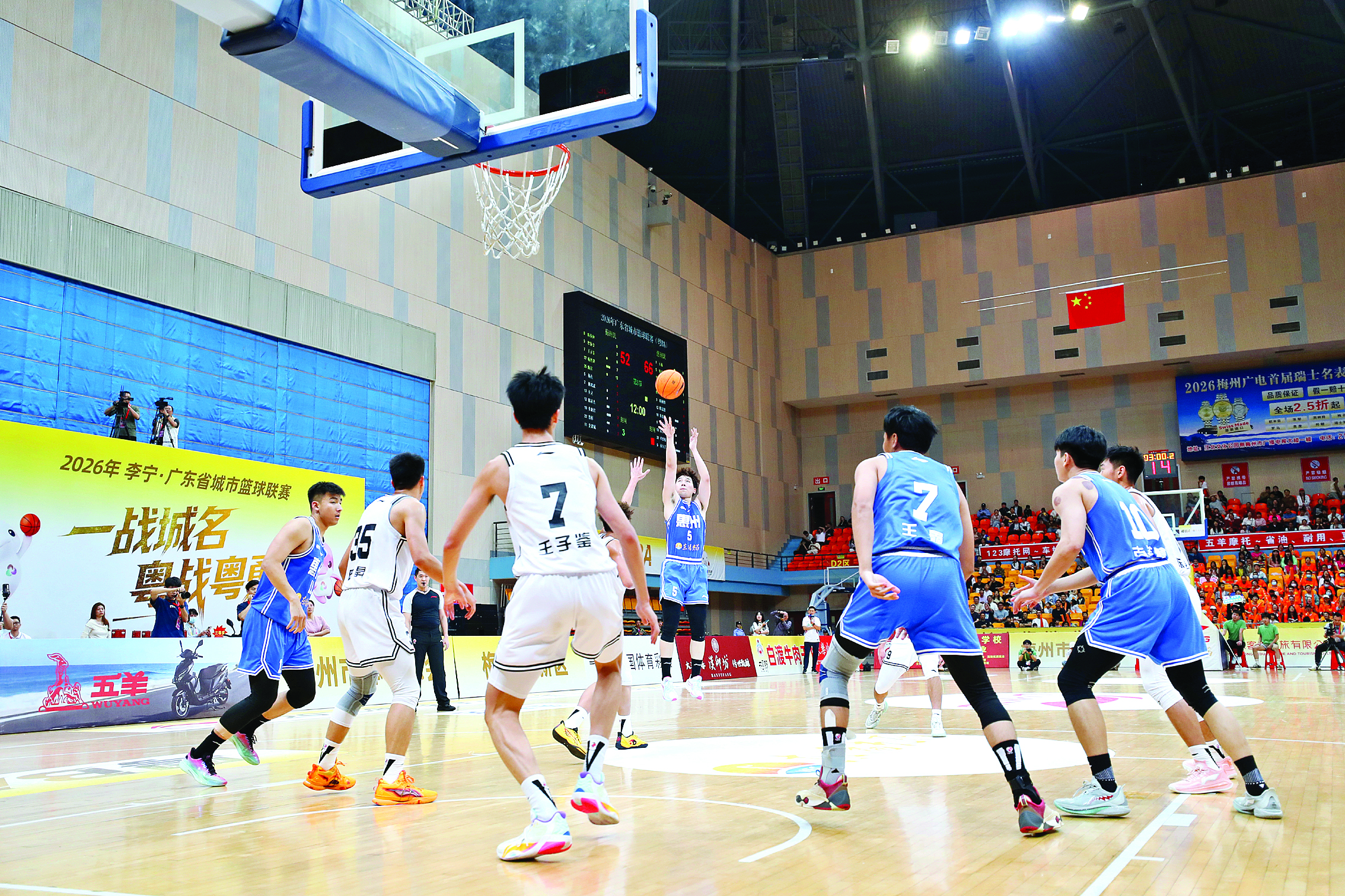     4月25日晚，粤BA第五轮惠州队对阵梅州队。惠州日报记者张艺明 黄鑫威 摄